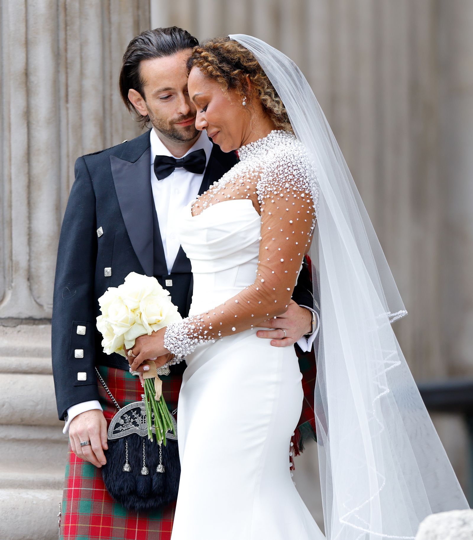 תמונה עשויה להכיל אביזרים של מלאני חום ללבוש רשמי עניבה לאדם למבוגרים תכשיטים וטבעת תיקים