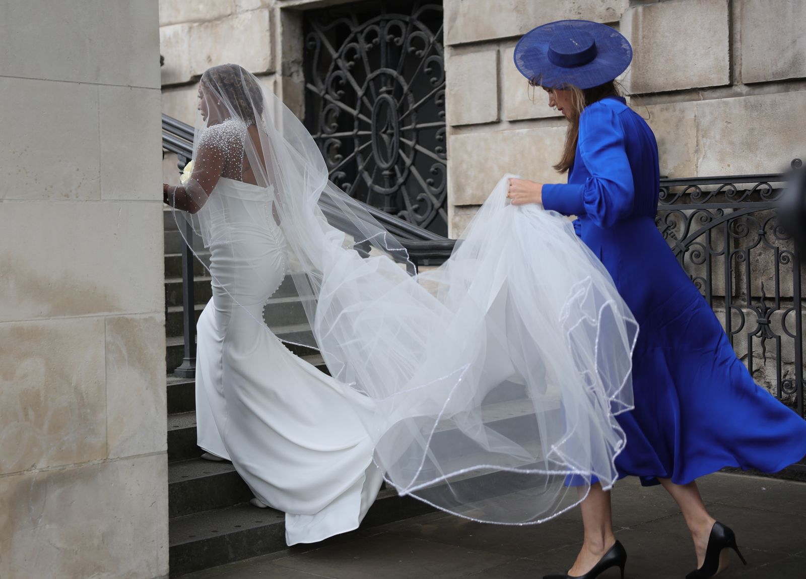 תמונה עשויה להכיל שמלת בגדים רשמית ללבוש שמלת אופנה הנעלה עקב גבוהה נעליים למבוגרים וחתונה