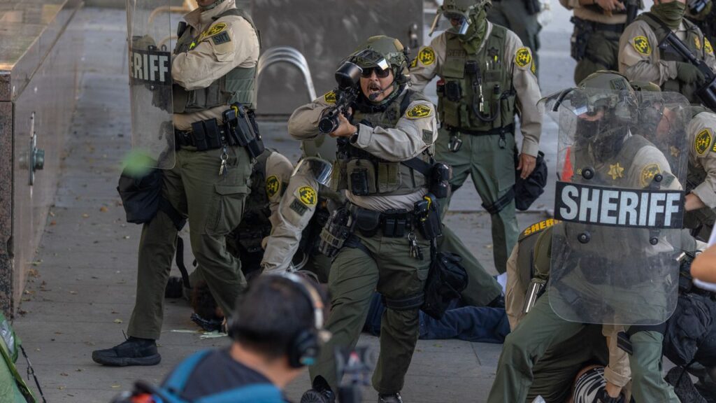 השופט מורה ל- LAPD להפסיק לירות בעיתונאים בכלי נשק פחות קטלניים במהלך הפגנות