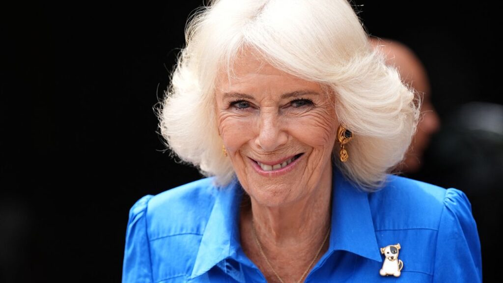 המלכה קמילה חוגגת את אהבתה לכלבים עם זהב וסיכת אם-פירל