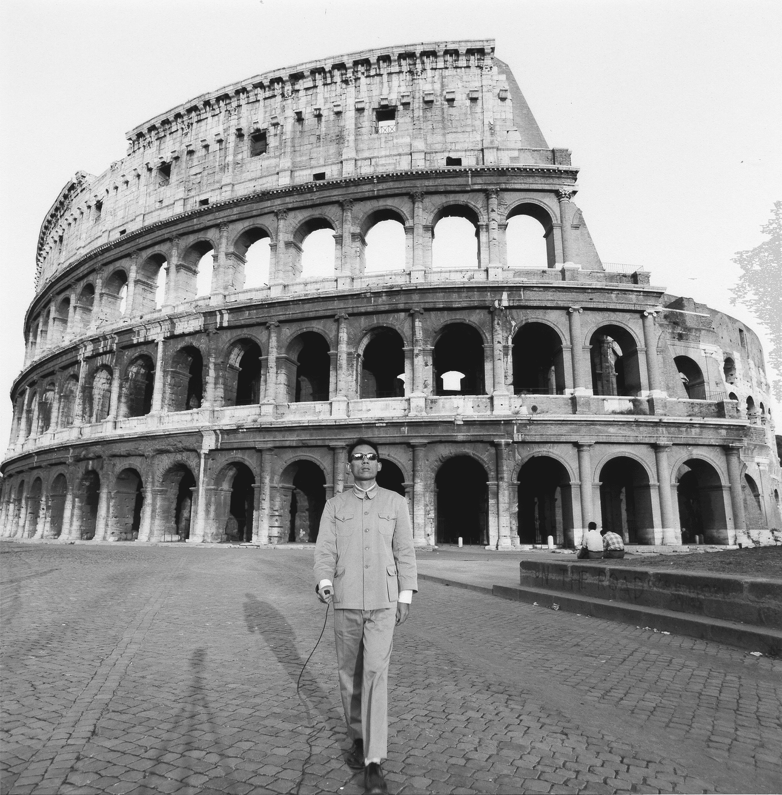 תמונה עשויה להכיל ארכיטקטורה בניית אדם למבוגרים לבגדים מעיל הנעלה נעליים קולוסאום וכתובת דרך