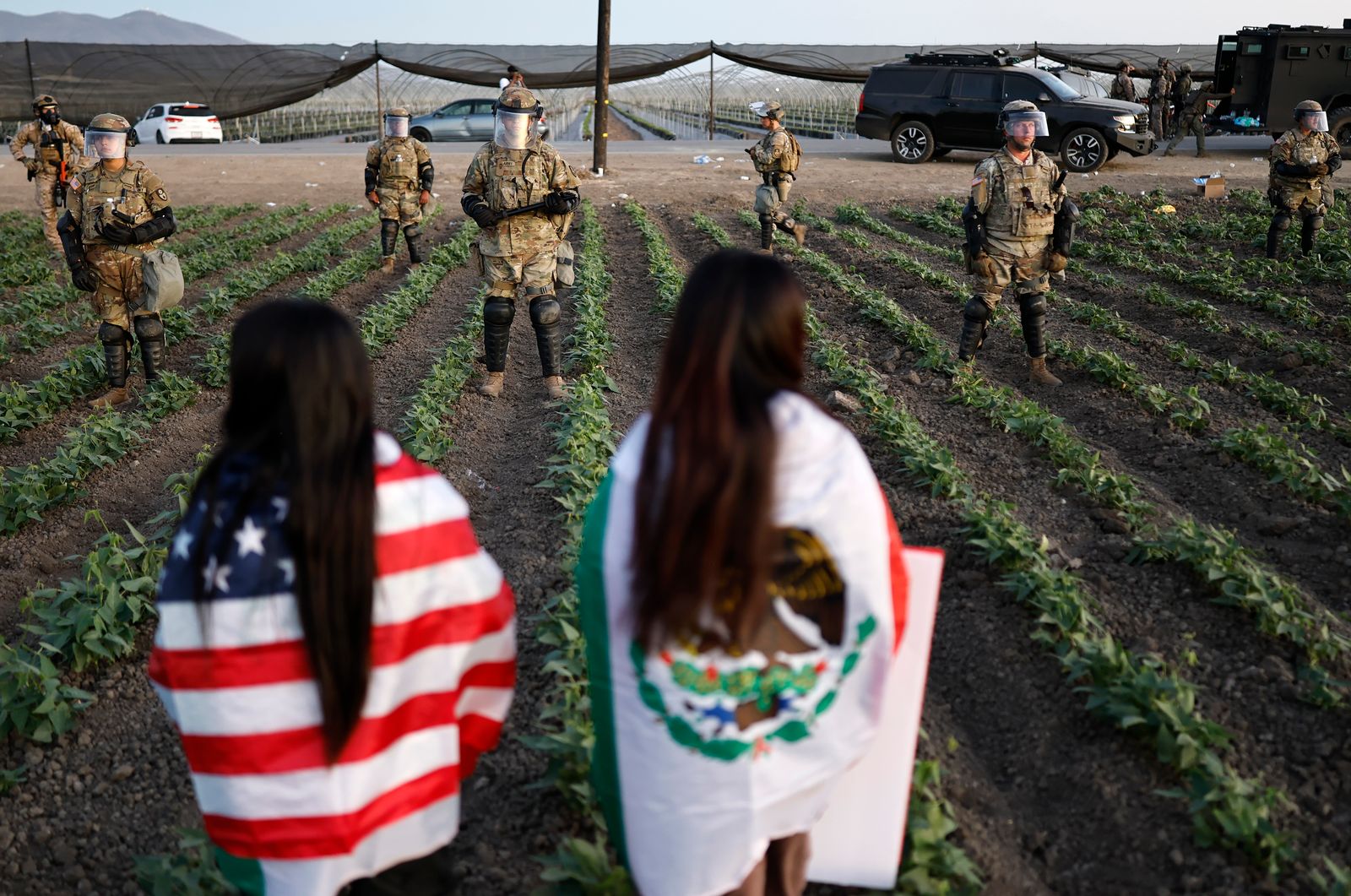 תמונה עשויה להכיל קסדה איש הובלת רכב למבוגרים לבוש רכב נעליים נעליים אנשי מלחמה ואקדח