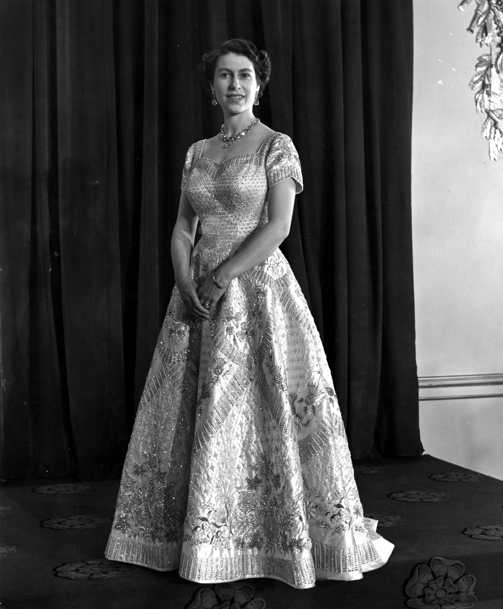 La reine élisabeth II à l'imply de la crmonie de son cornentement le 2 juin 1953.