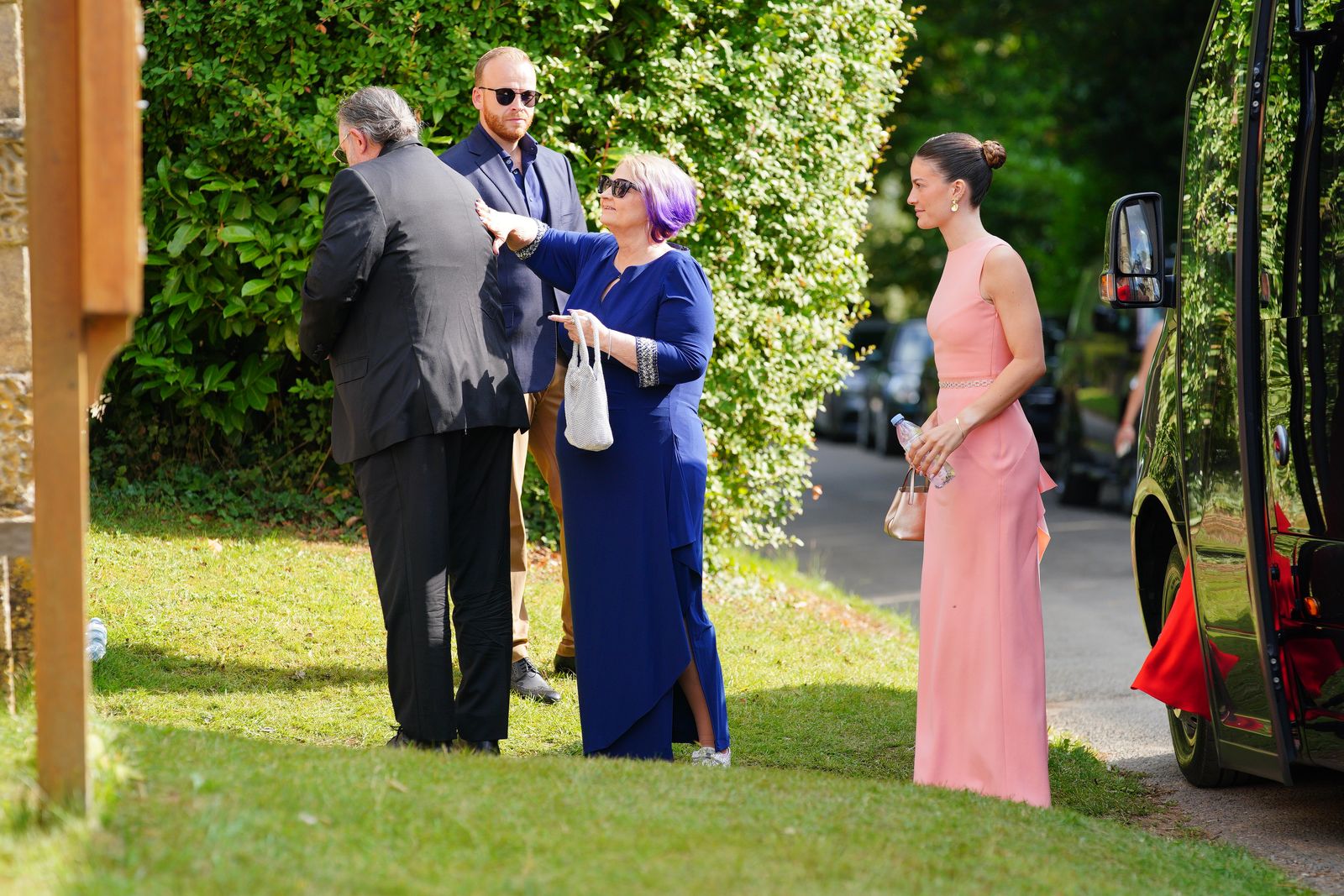 תמונה עשויה להכיל קית 'פלינט ליסה ברנאנג'ובס אדם אביזרים למבוגרים תיק תיקים לבגדי חתונה ונעלה