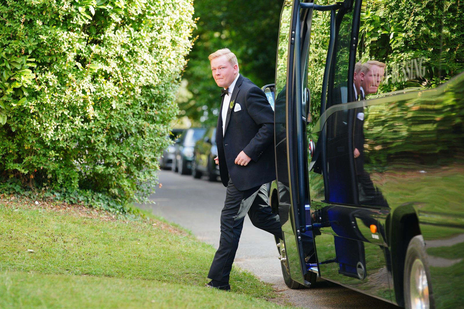 תמונה עשויה להכיל קורי הריסון לבגדי לבוש נעלי הנעלה נעליים אביזרים ללבוש רשמי עניבה ומכונית