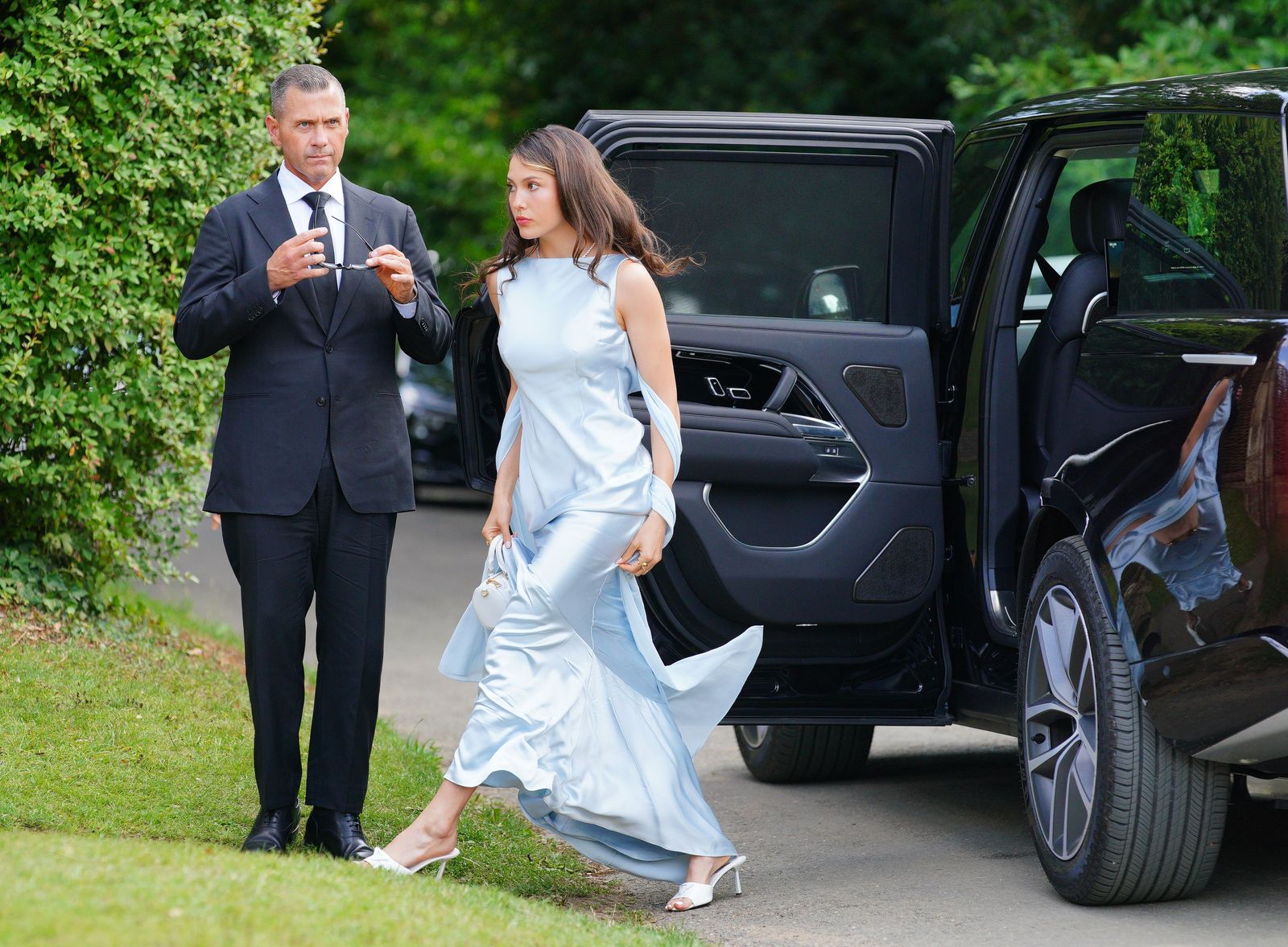 תמונה עשויה להכיל בגדי בילי מונטנה הנעלה נעל עקב גבוהה אדם למבוגר חליפת ללבוש רשמית ומכונית