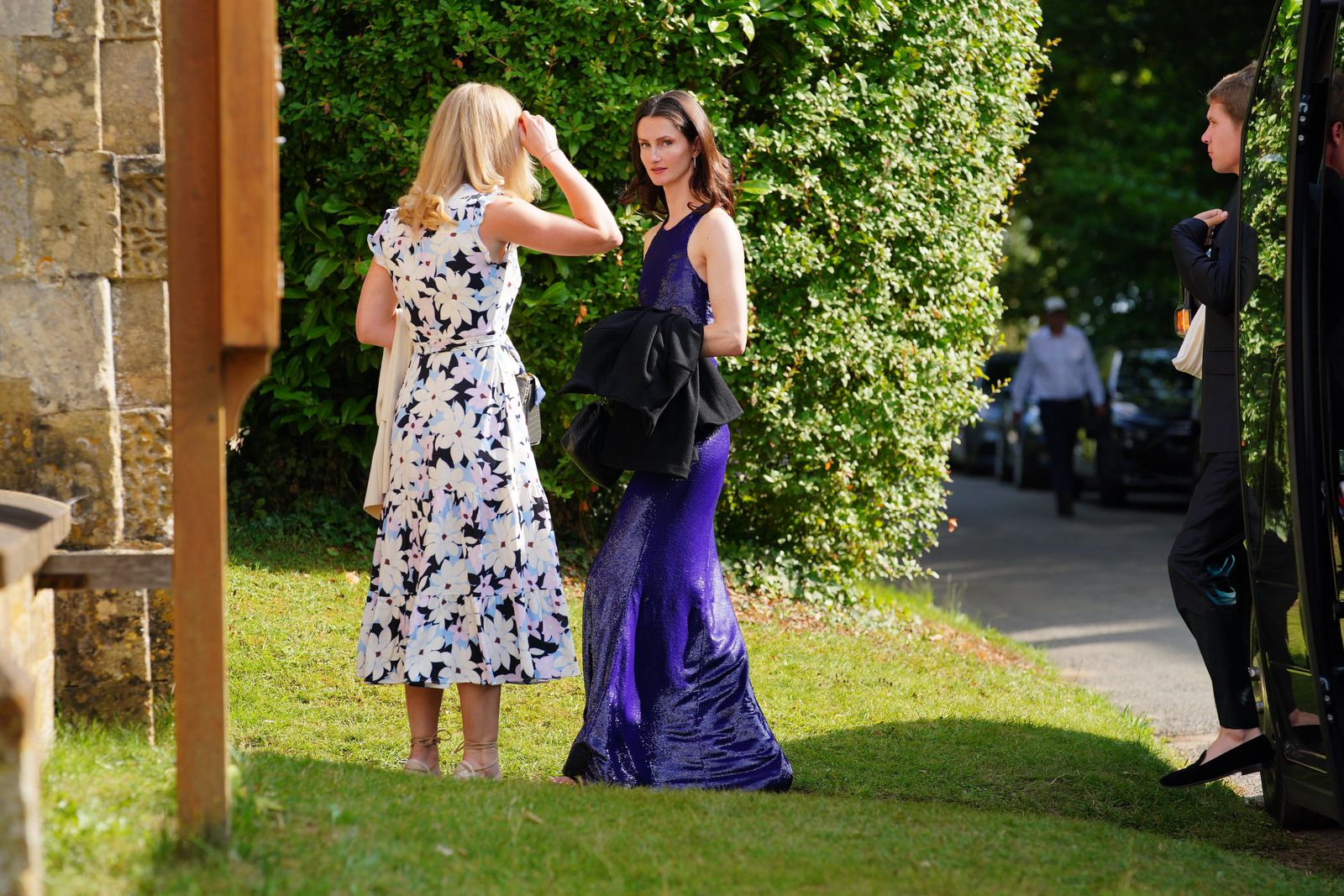 תמונה עשויה להכיל שמלת בגדים של טדי וויליאמס לבוש רשמי ללבוש דשא שמלת ערב שמלת ערב מבוגר ונעלה