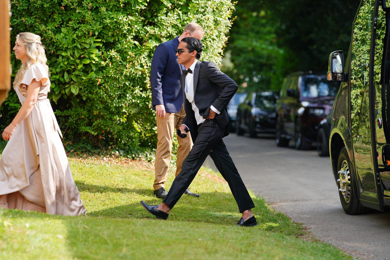 תמונה עשויה להכיל ג'ודי סוויטין אדם בהליכה בגדים נעליים נעליים הובלת מכוניות למבוגרים ורכב