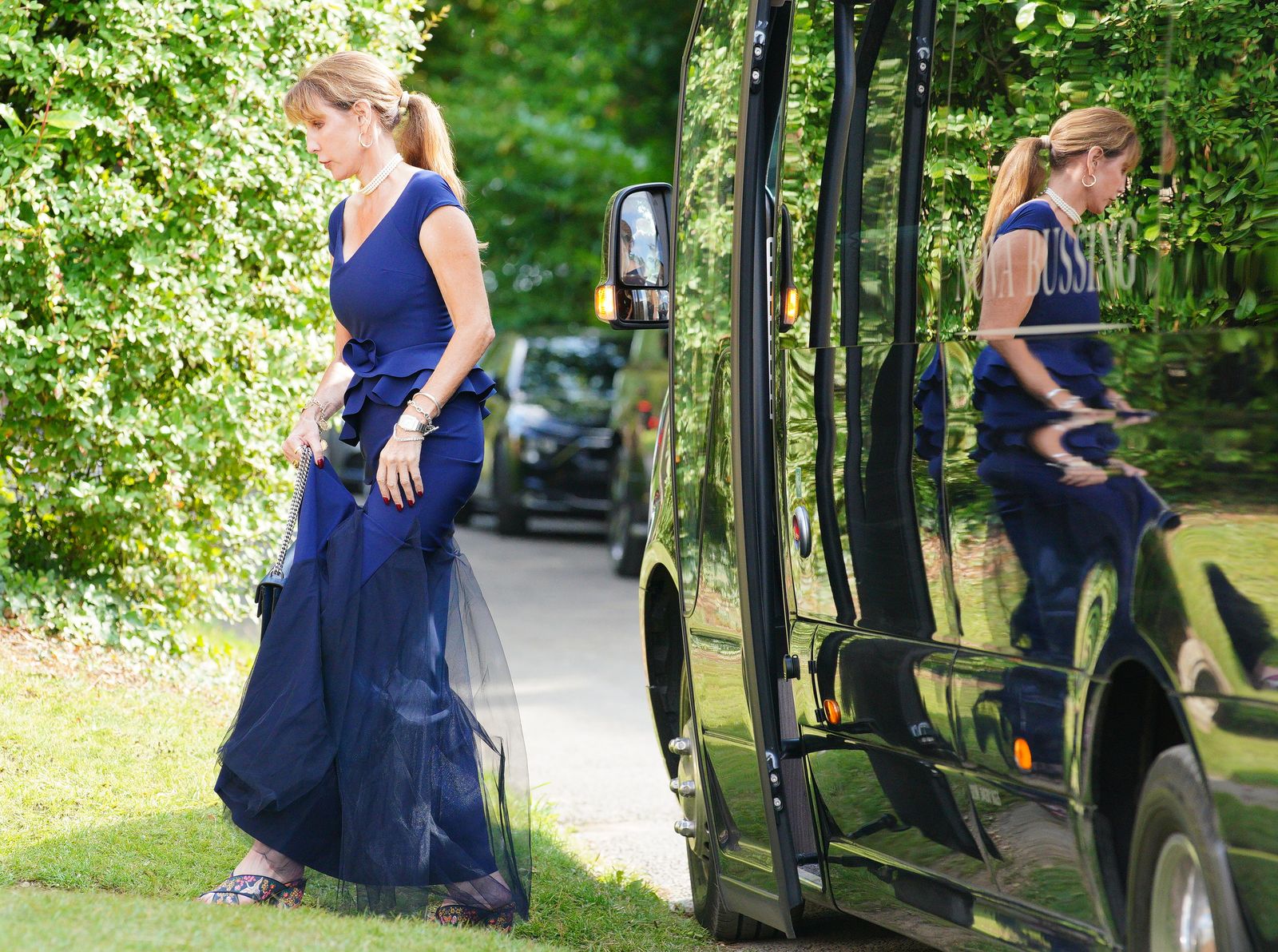 תמונה עשויה להכיל מאריסה סאניה לבוש שמלת לבוש אביזרים למבוגרים שרשרת תכשיטים ללבוש רשמי ומכונית