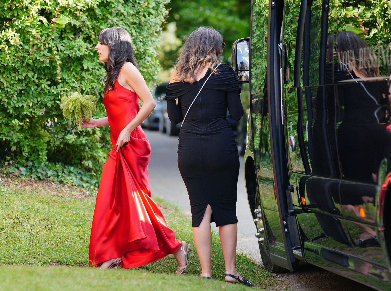 תמונה עשויה להכיל דיאן ליבנה אדם למבוגרים לבוש שמלת הנעלה סנדל עקב גבוה אלקטרוניקה ומצלמה