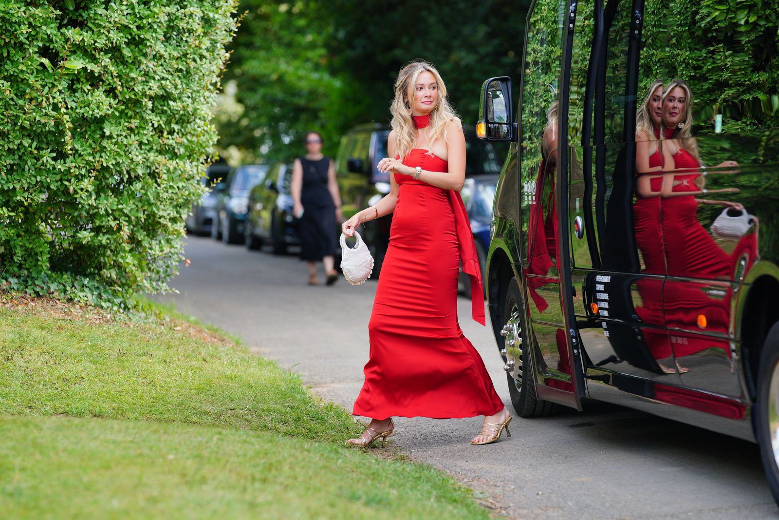 תמונה עשויה להכיל דילטה לאוטה בגדי הנעלה נעל נעליים עקב אדם בלאי פורמלי למבוגרים ואביזרים