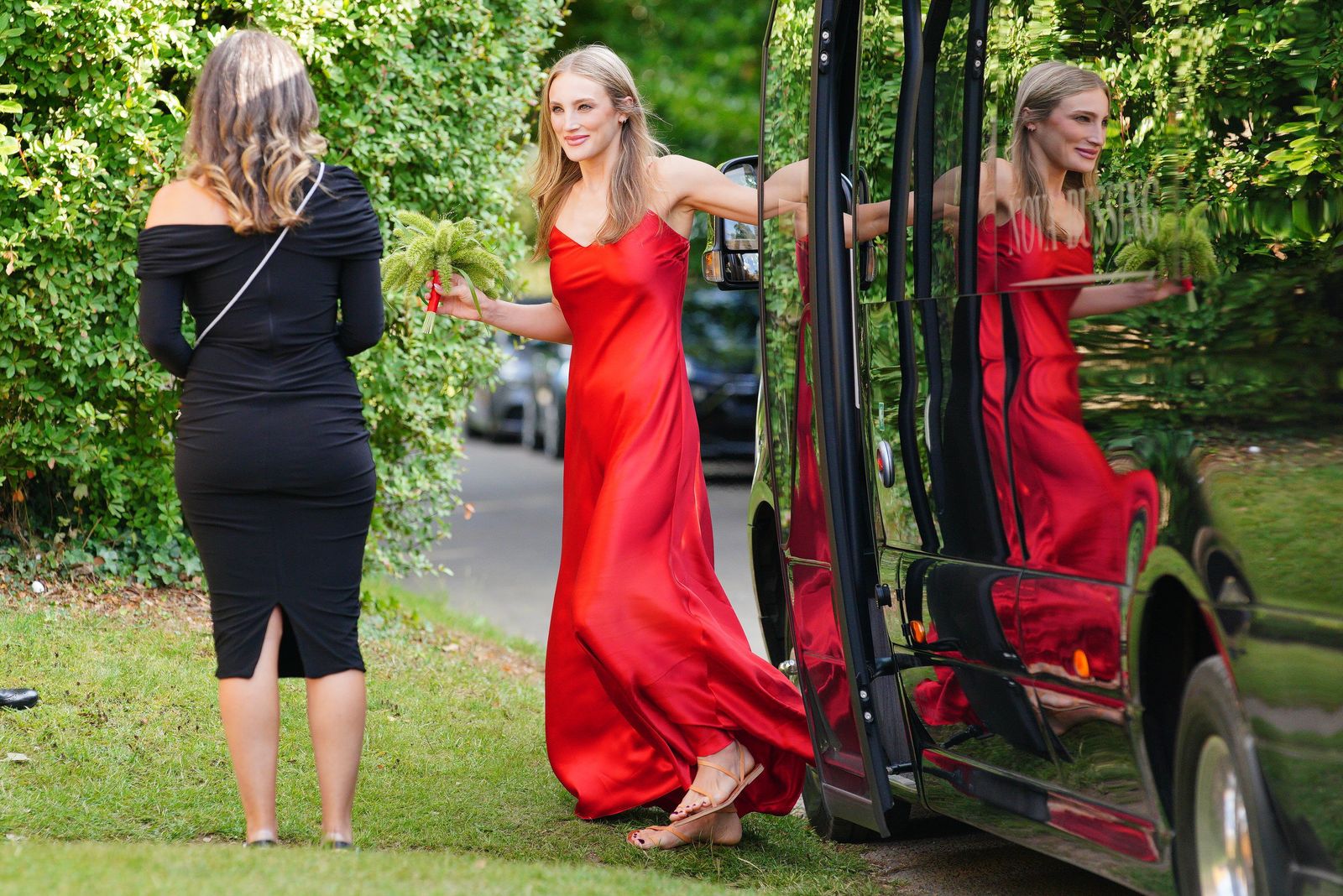 תמונה עשויה להכיל בגדי מבוגר לבוש שמלת רכב הובלת רכב ראש ופנים