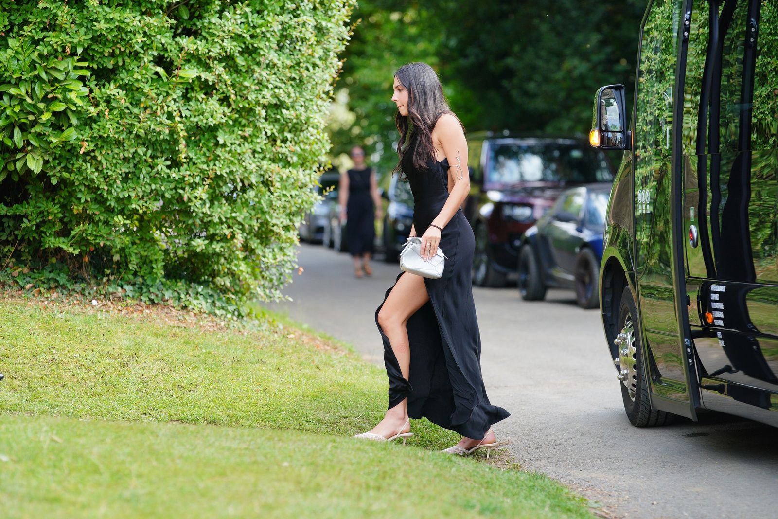 תמונה עשויה להכיל אדם מבוגר הובלת רכב אביזרי רכב שקית תיק תיקים בגדים נעליים ועקב גבוה