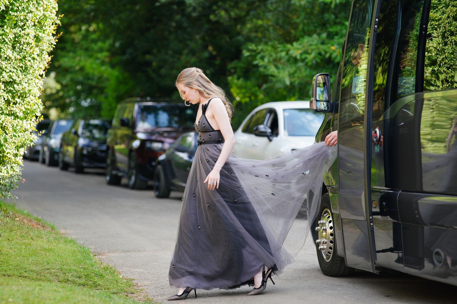 תמונה עשויה להכיל נעלי בגדים נעליים בעקב גבוה, אדם למבוגרים, רכב הובלת מכוניות לחתונה