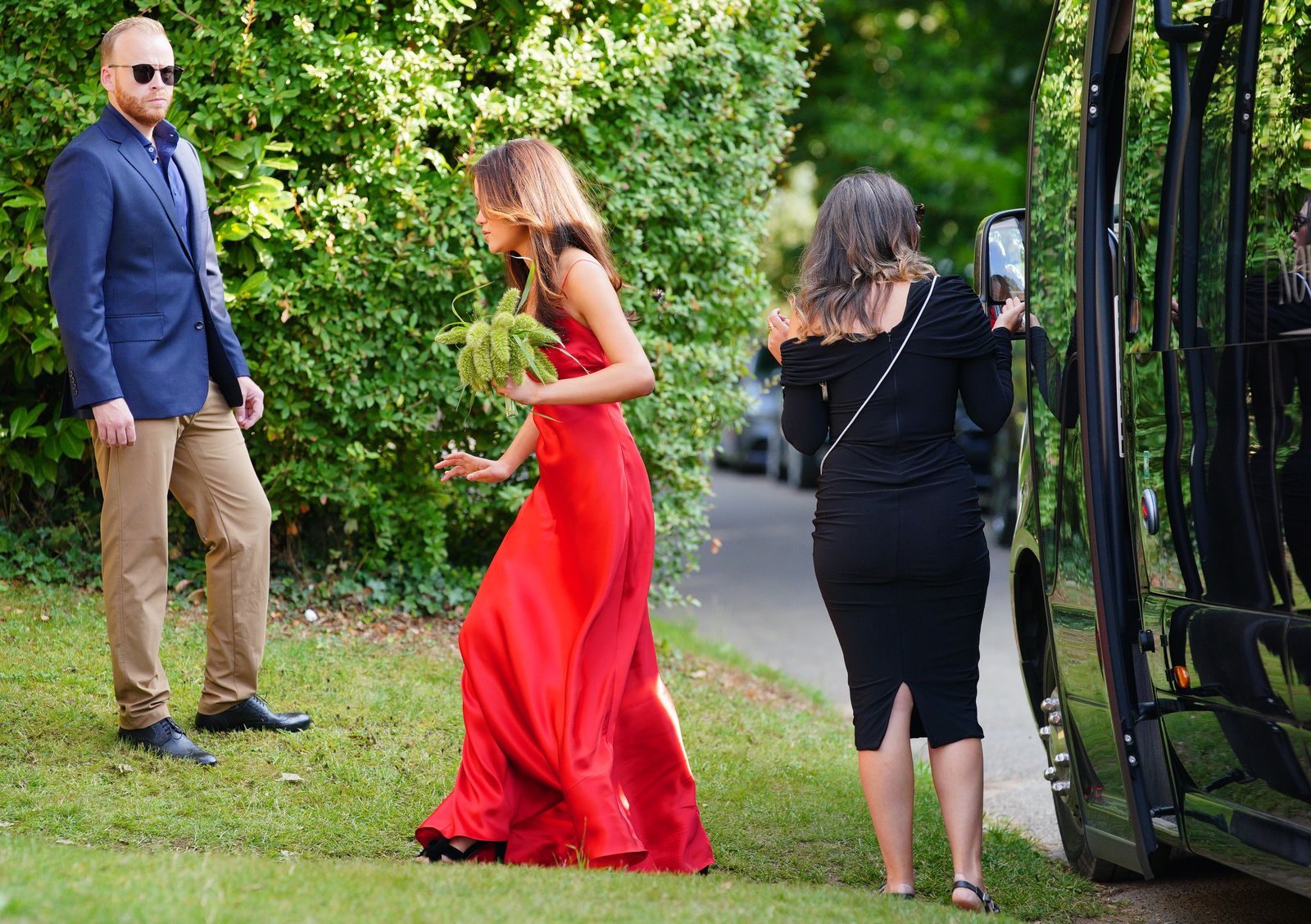 תמונה עשויה להכיל קית 'פלינט אדם למבוגרים בגדים לבגדי הנעלה נעליים אלקטרוניקה אביזרים משקפיים מצלמה ומעיל