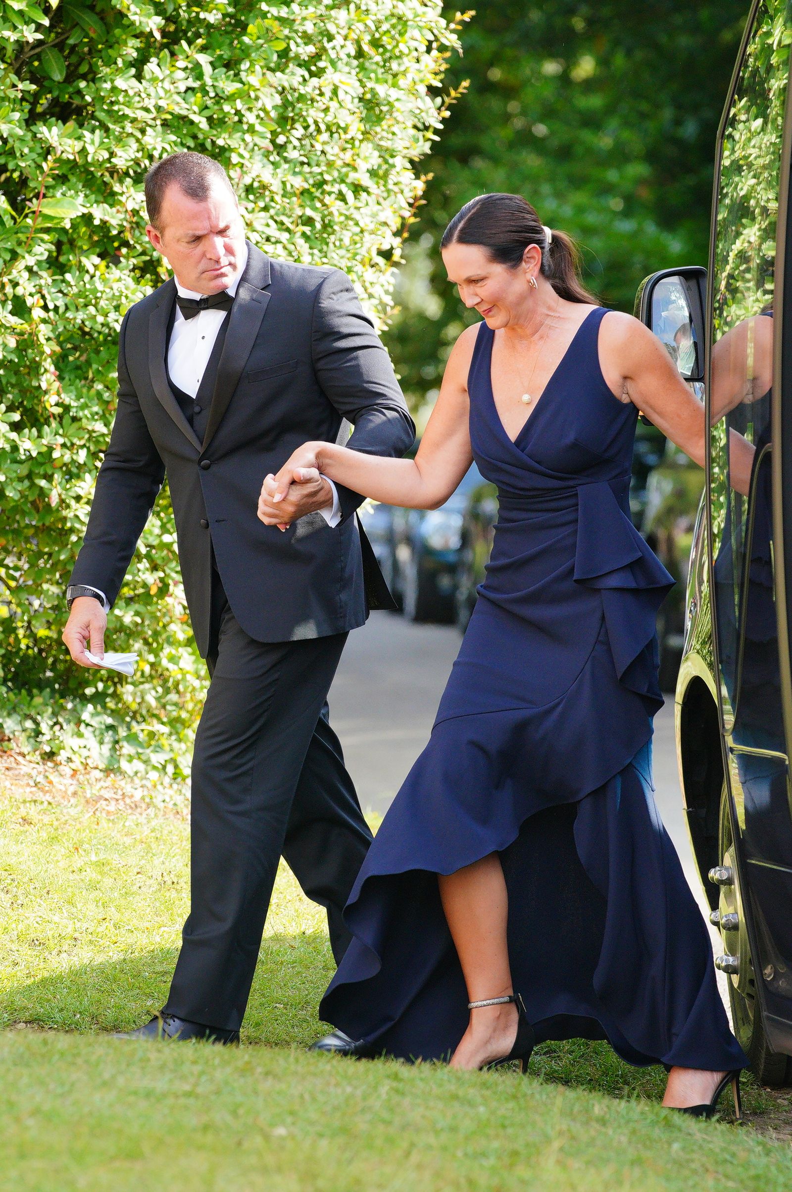 תמונה עשויה להכיל בגדי קלי וויליאמס חליפת ללבוש רשמי הנעלה עקב שמלת נעליים גבוהה לאדם מבוגר וחתונה