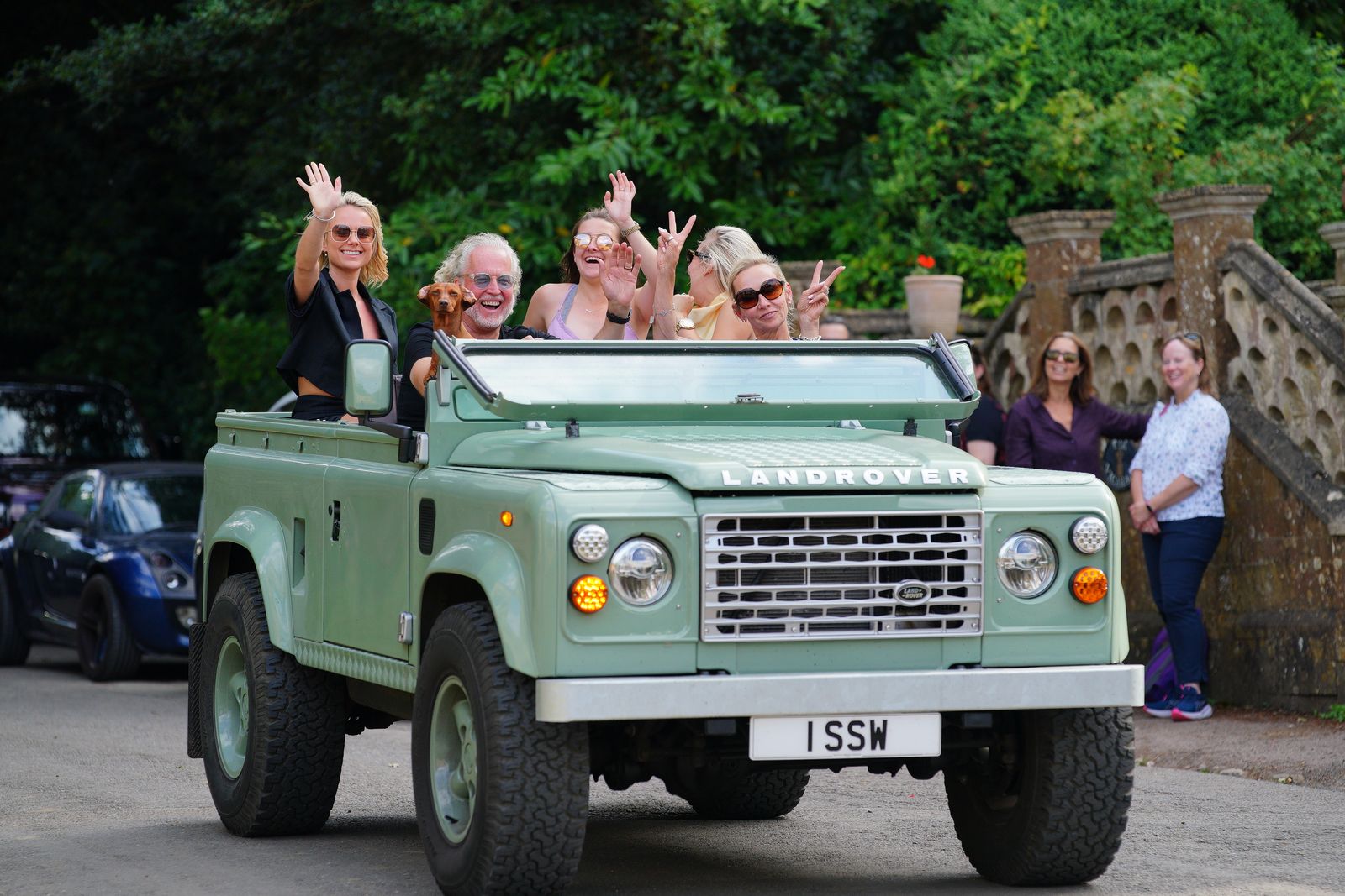 תמונה עשויה להכיל קימברלי גארנר איריס דמנטורס מבוגרים אביזרים משקפיים הובלת רכב ורכב