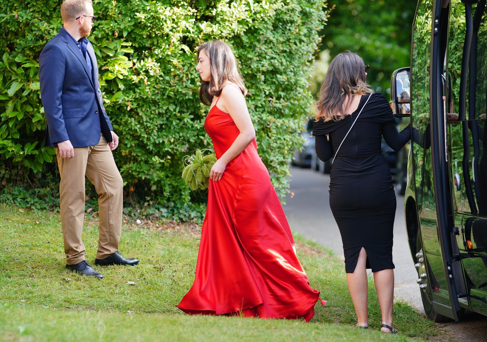 תמונה עשויה להכיל שמלת בגדים אדם למבוגרים נעליים הנעלה פורמלית ללבוש סנדל צילום אלקטרוניקה ומצלמה