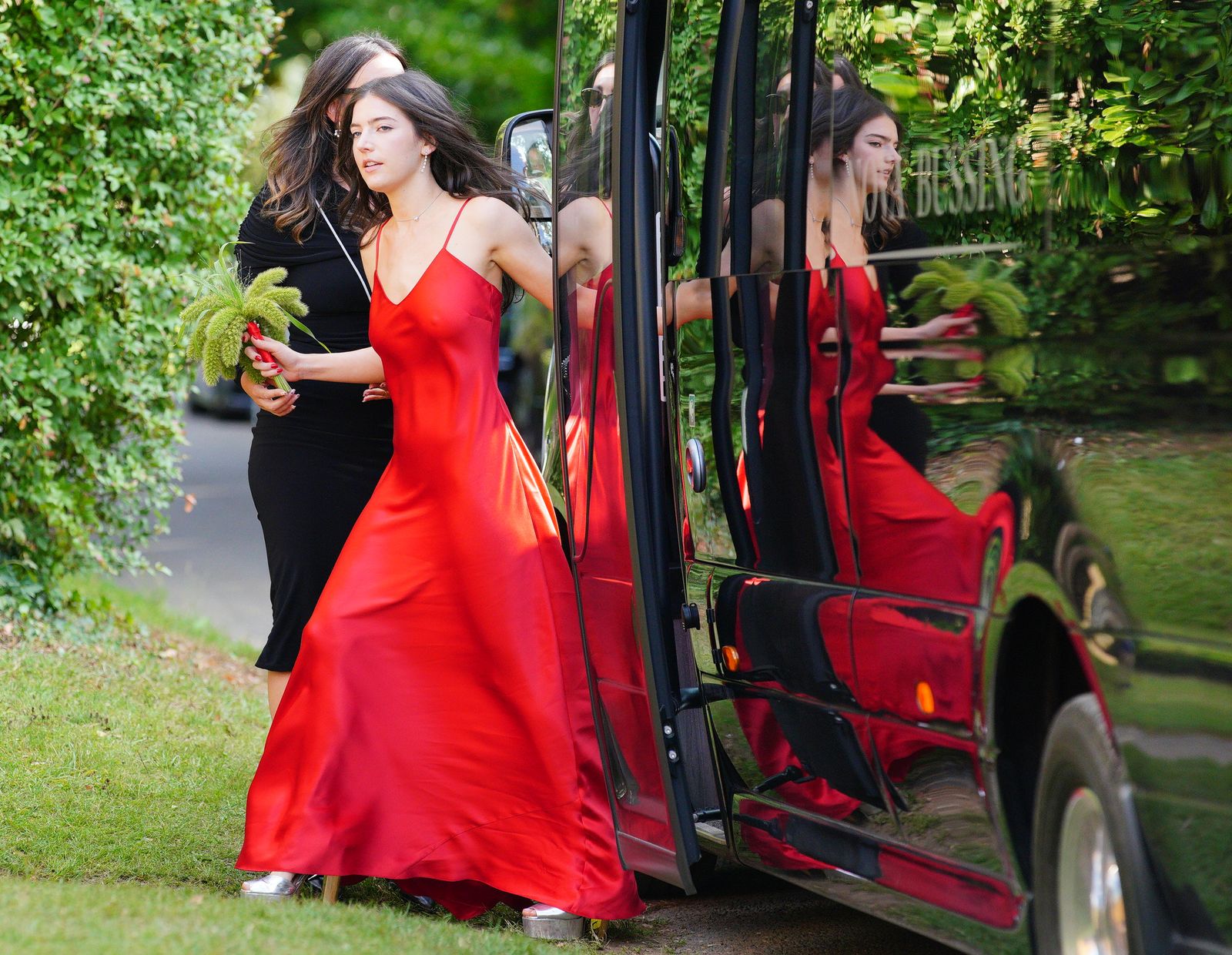 תמונה עשויה להכיל שמלת בגדים ללבוש רשמי לבוש שמלת אופנה שמלת נעלי הנעלה ואביזרים