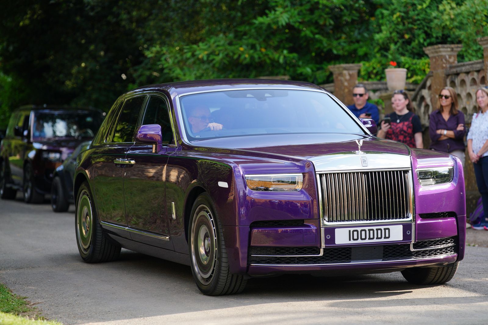 תמונה עשויה להכיל exaquiel palacios מכונת גלגל מכונית הובלת רכב איש פגוש צמיג ובגדים