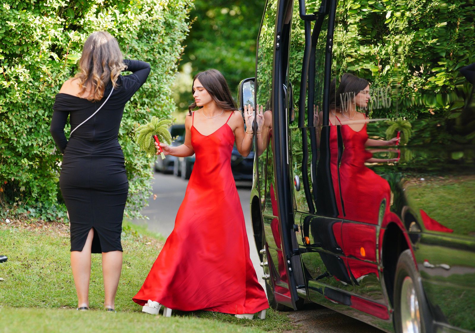 תמונה עשויה להכיל Tamannaah Bhatia לבוש שמלת בגדים למבוגרים נעל הנעלה חשמלית ונעלי הנעלה ועקב גבוה