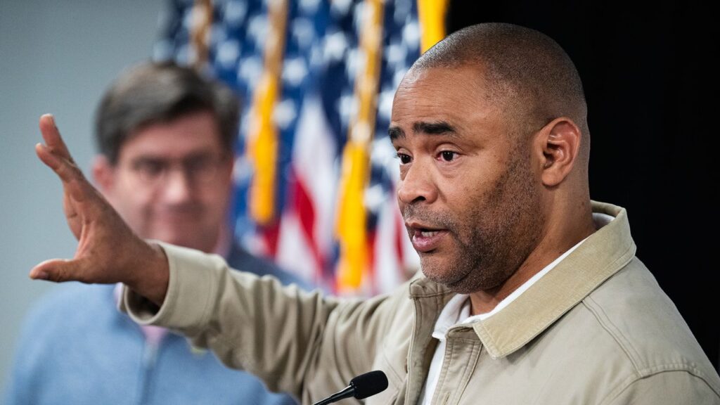 הדמוקרט של טקסס מנסה לכפות את ידו של טראמפ על אפשטיין: "נראה שהוא מנסה לחפות"