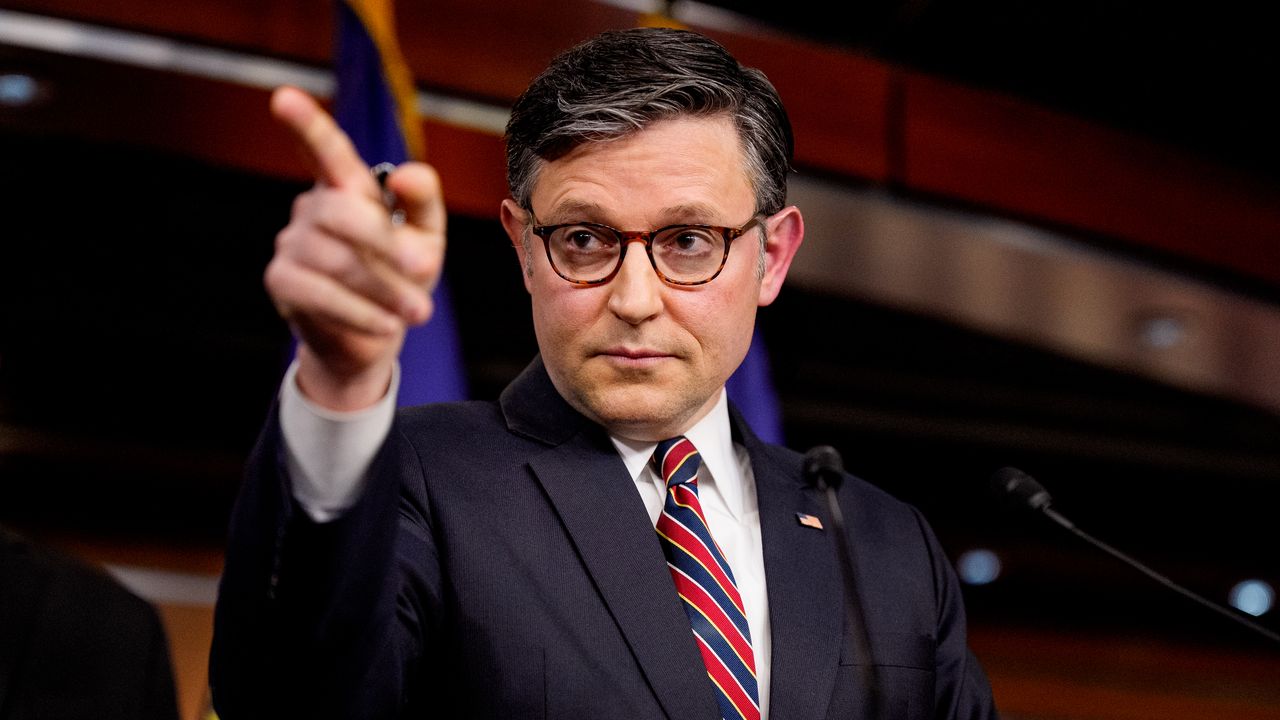 מייק ג'ונסון אומר ש- GOP צריך לשים את "הכל שם בחוץ" על אפשטיין, ואז מצביע לא לשחרר מידע על אפשטיין