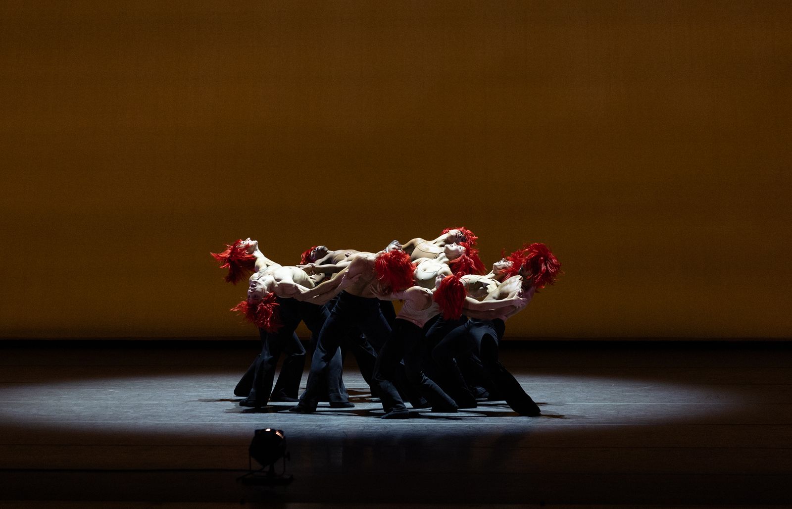 תמונה עשויה להכיל איש ביצועים קבוצתי שרוקדים פעילויות פנאי ותינוק