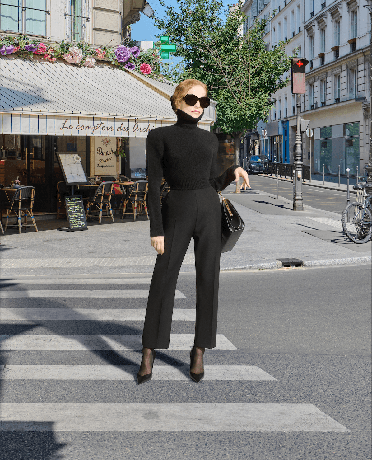 איזבל Huppert שופך את Balenciaga par demna.