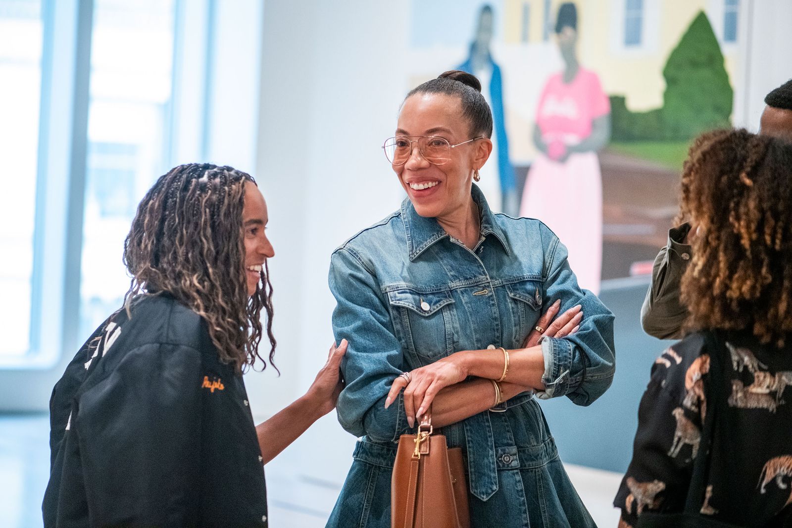 תמונה עשויה להכיל פנים ראש שמח חיוך חיוך אביזרים למבוגרים תיק תיקים לבוש כוסות וכובע