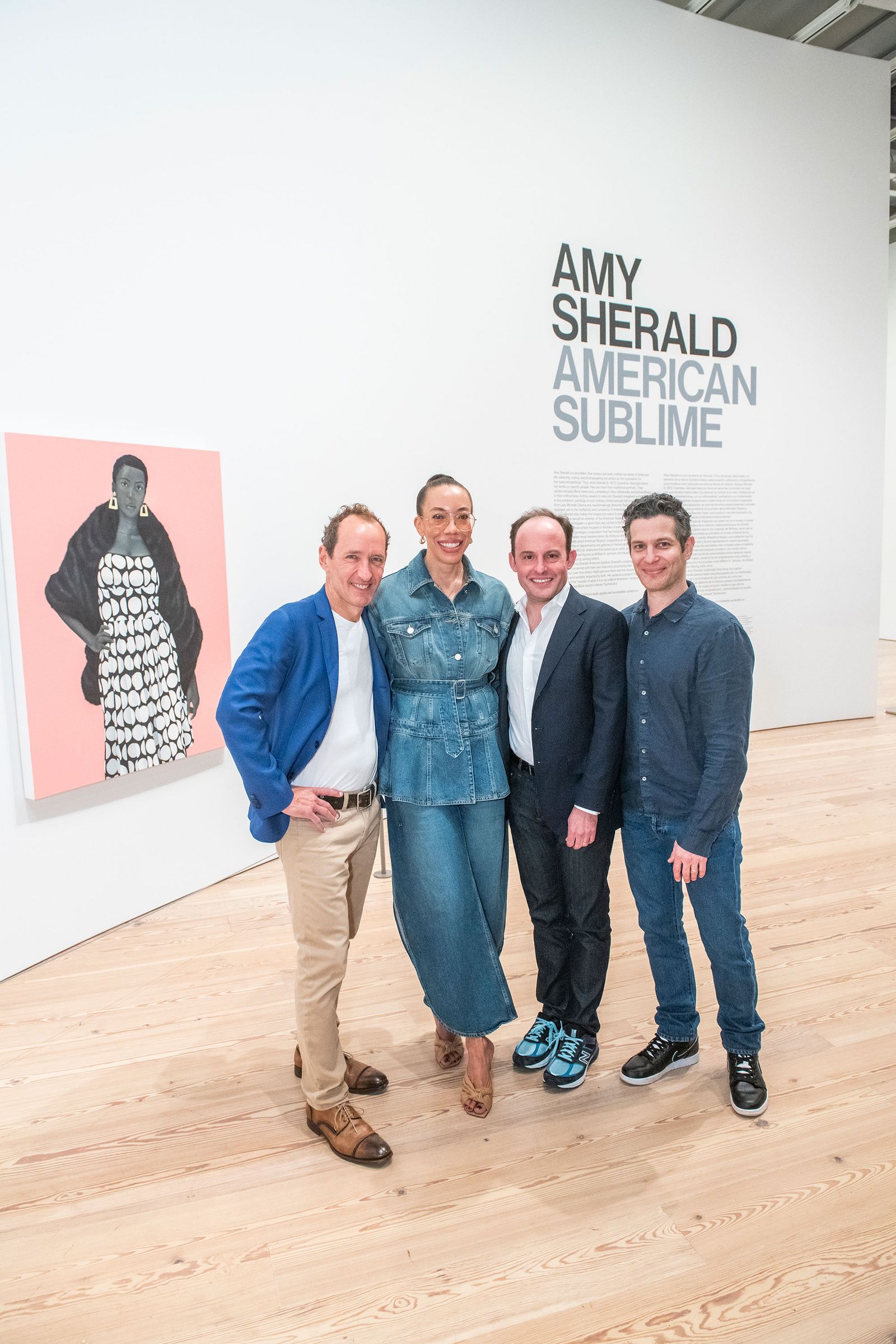 תמונה עשויה להכיל את המוכר של ג'פרי תומאס קייל דנה דוסון ג'ון באולר מכנסיים לבגדים קבוצתיים.