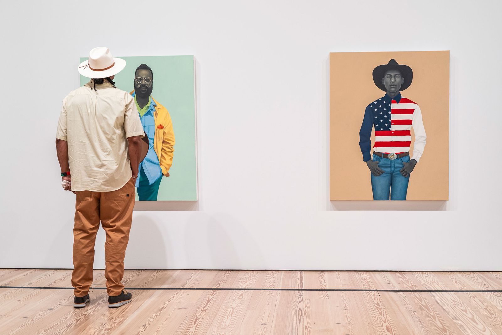 תמונה עשויה להכיל כפפת בגדי דלגאדו ג'וניור