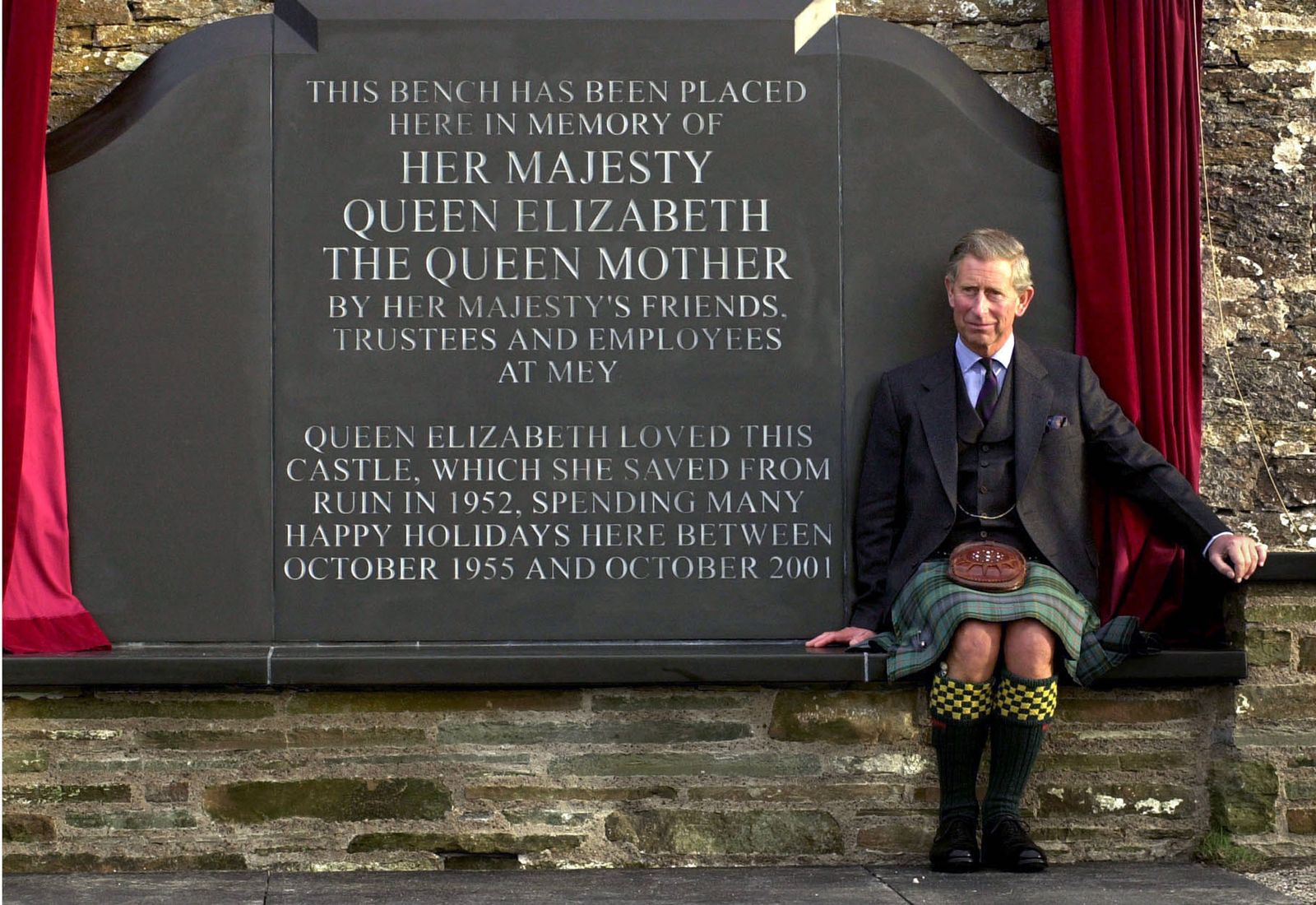 תמונה עשויה להכיל צ'רלס פרינס מוויילס חצאית בגדים לאדם מבוגר אביזרים תיק תיק וטרטן