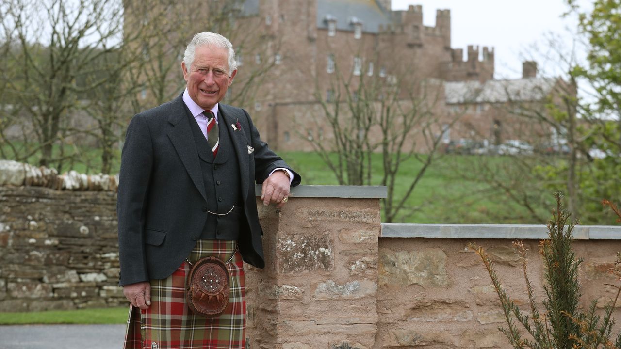 בתוך טירת מיי, המלך המפעל הסקוטי צ'ארלס ירש מסבתו