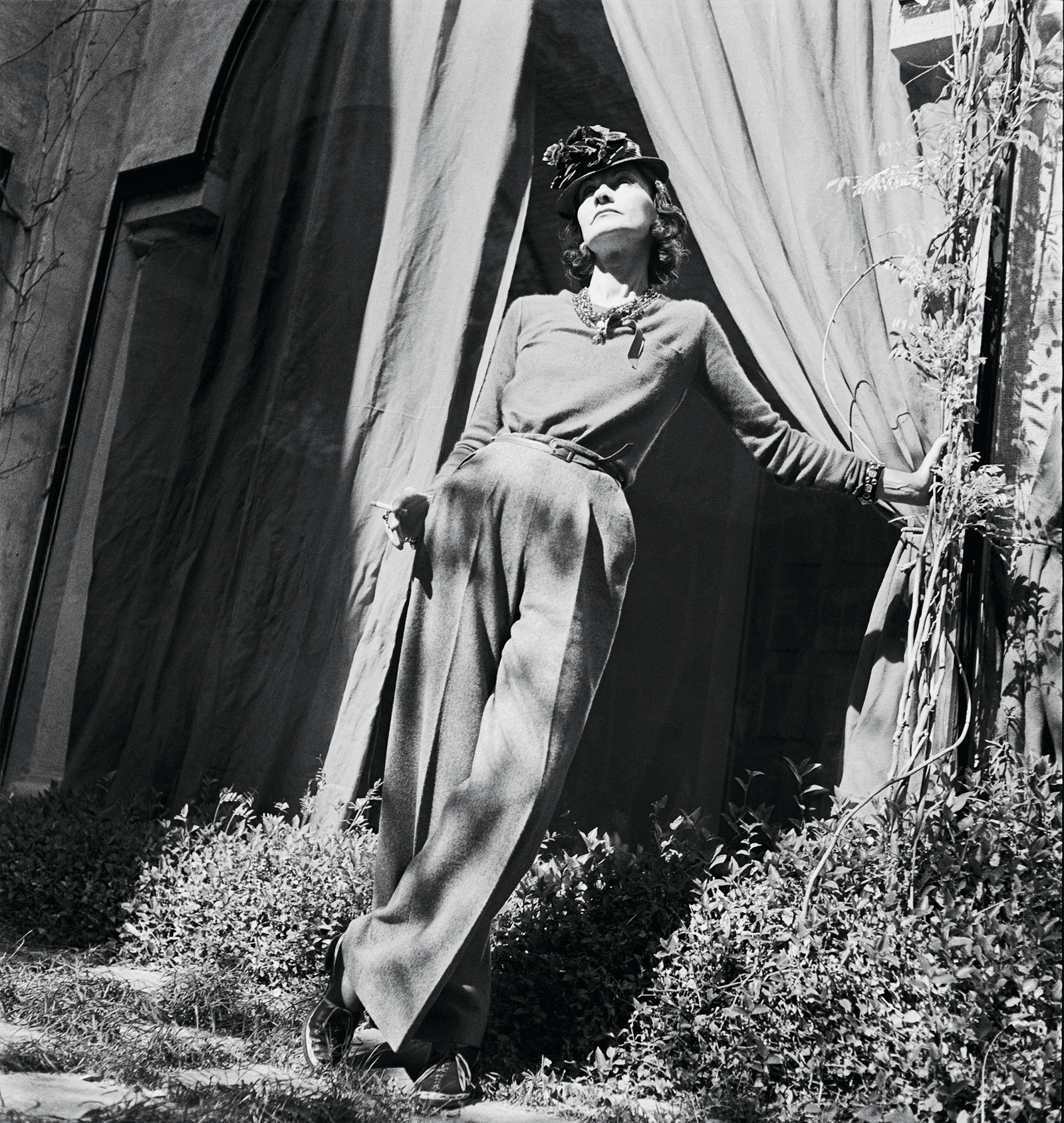 תמונה עשויה להכיל שמלת בגדים רשמית ללבוש שמלת אופנה שמלת ערב מבוגר אדם גוף חלק אצבע ויד