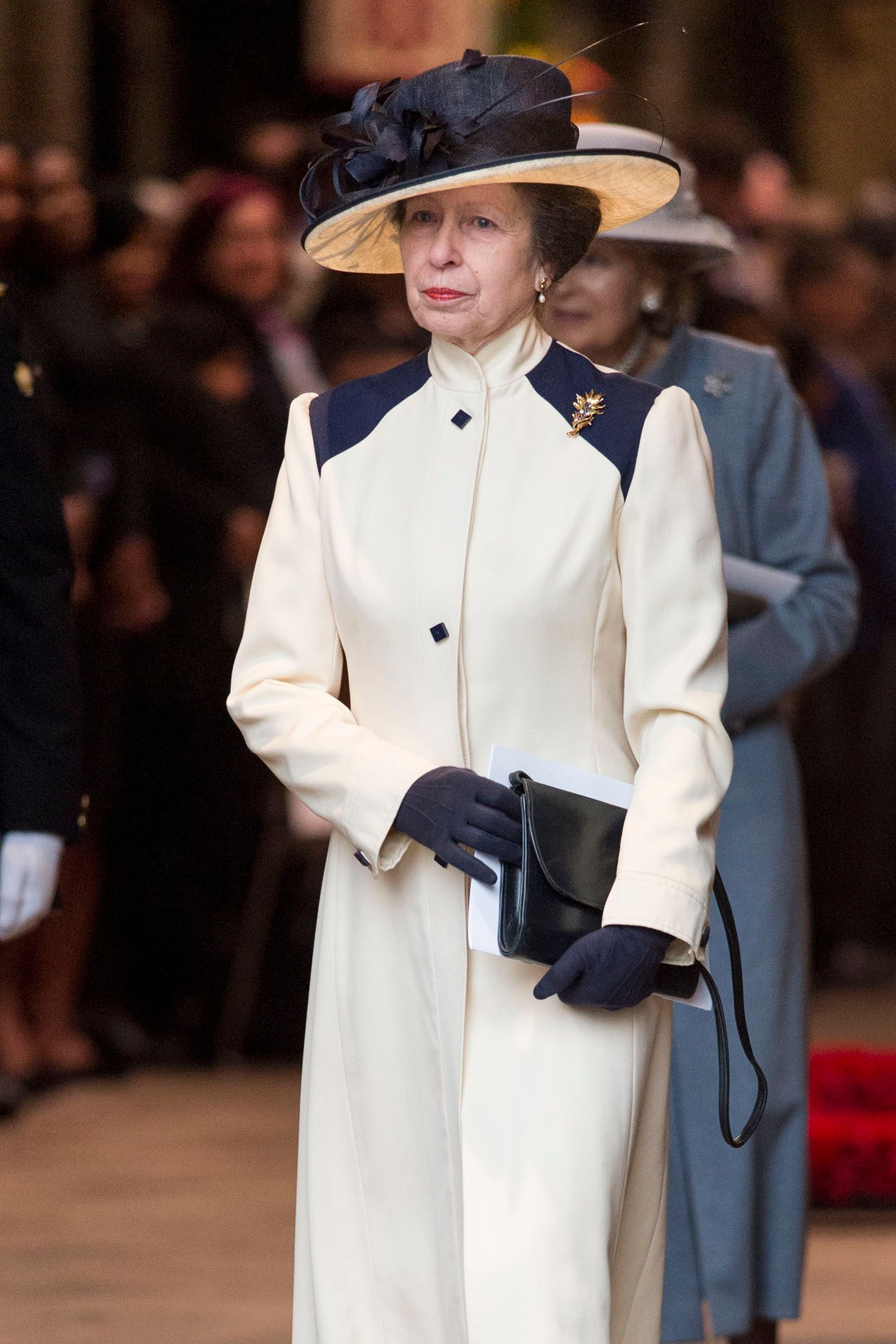 תמונה עשויה להכיל אן נסיכה רויאל אדם בגדים כפפת כפפת הנעלה למבוגרים אביזרי נעליים עקב גבוה