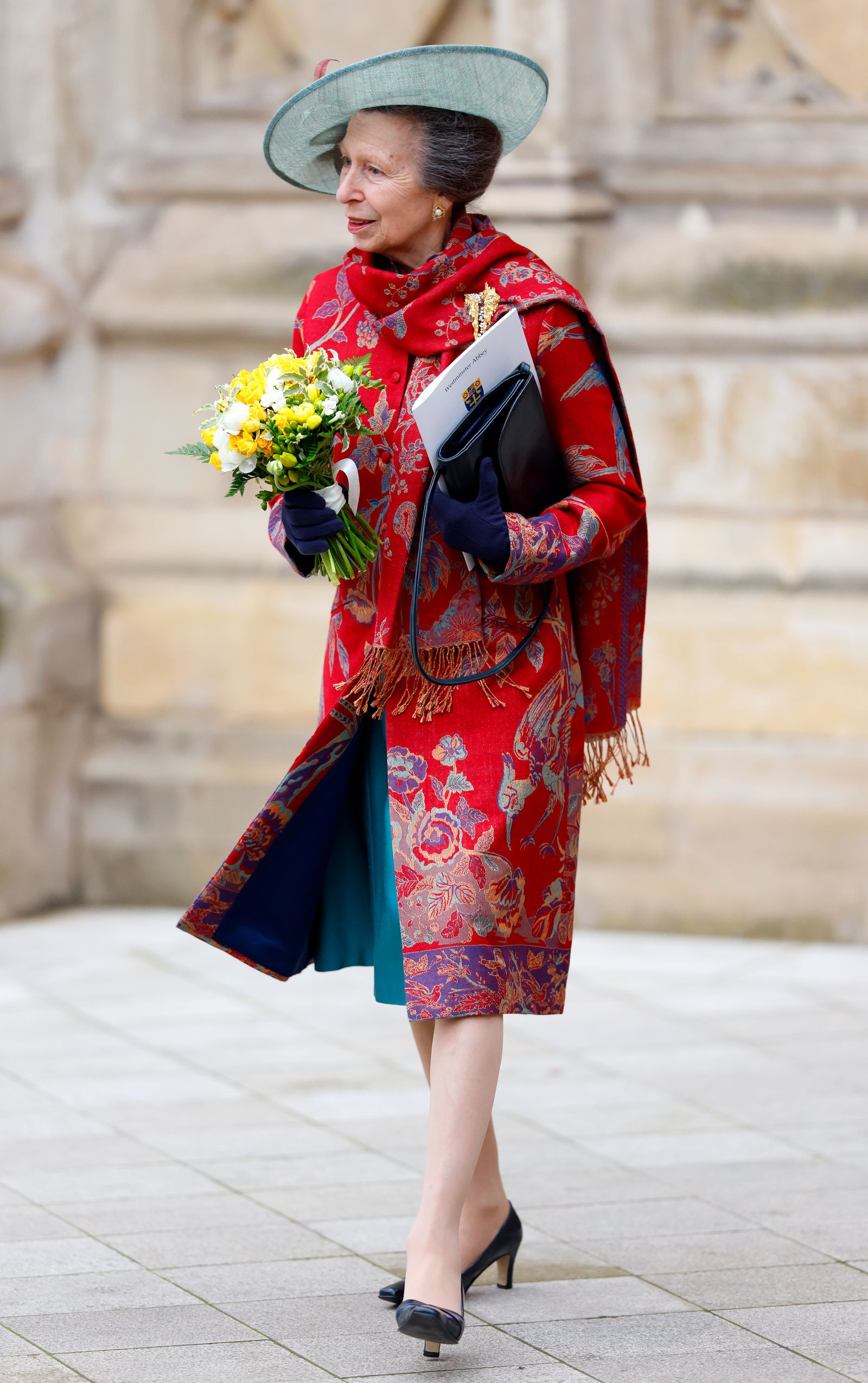 תמונה עשויה להכיל אן נסיכה רויאל אדם פרח מבוגר סידור פרח צמח זר פרחים ובגדים