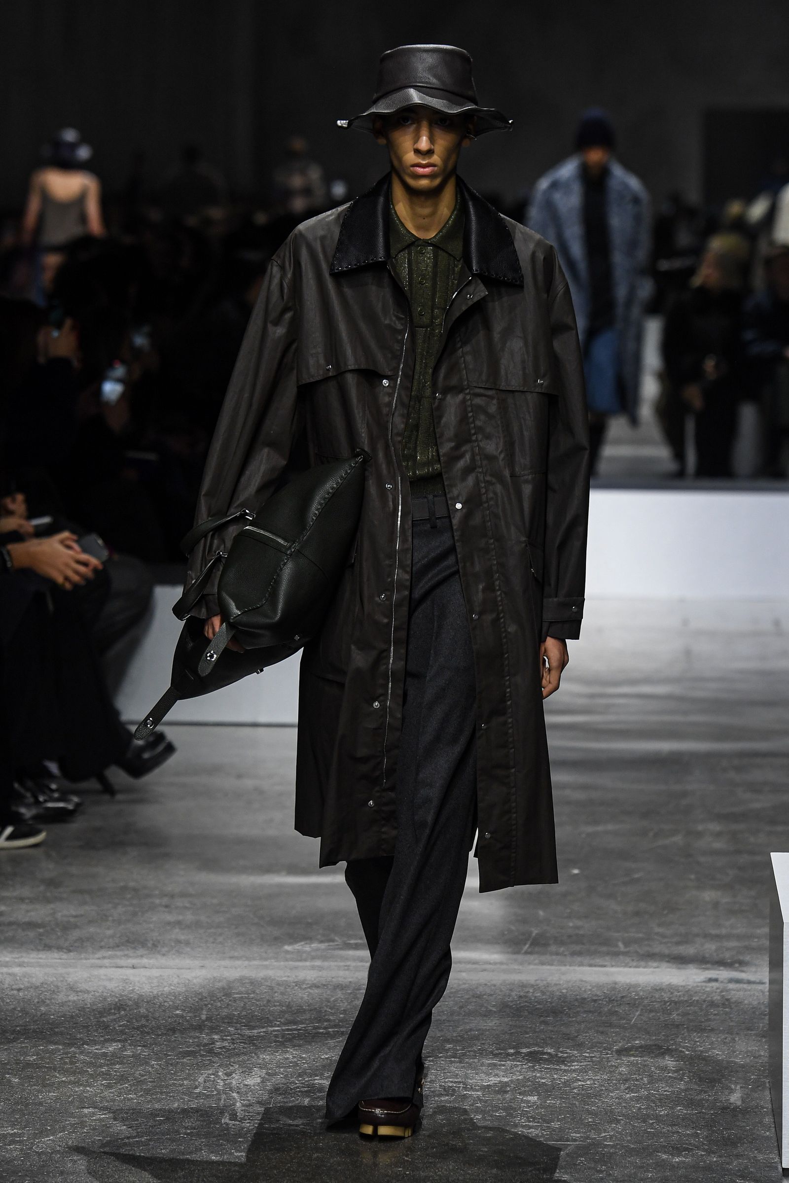 תמונה עשויה להכיל מעיל בגדים של ג'וש בויס אופנה לאופנה של אדם למבוגרים.