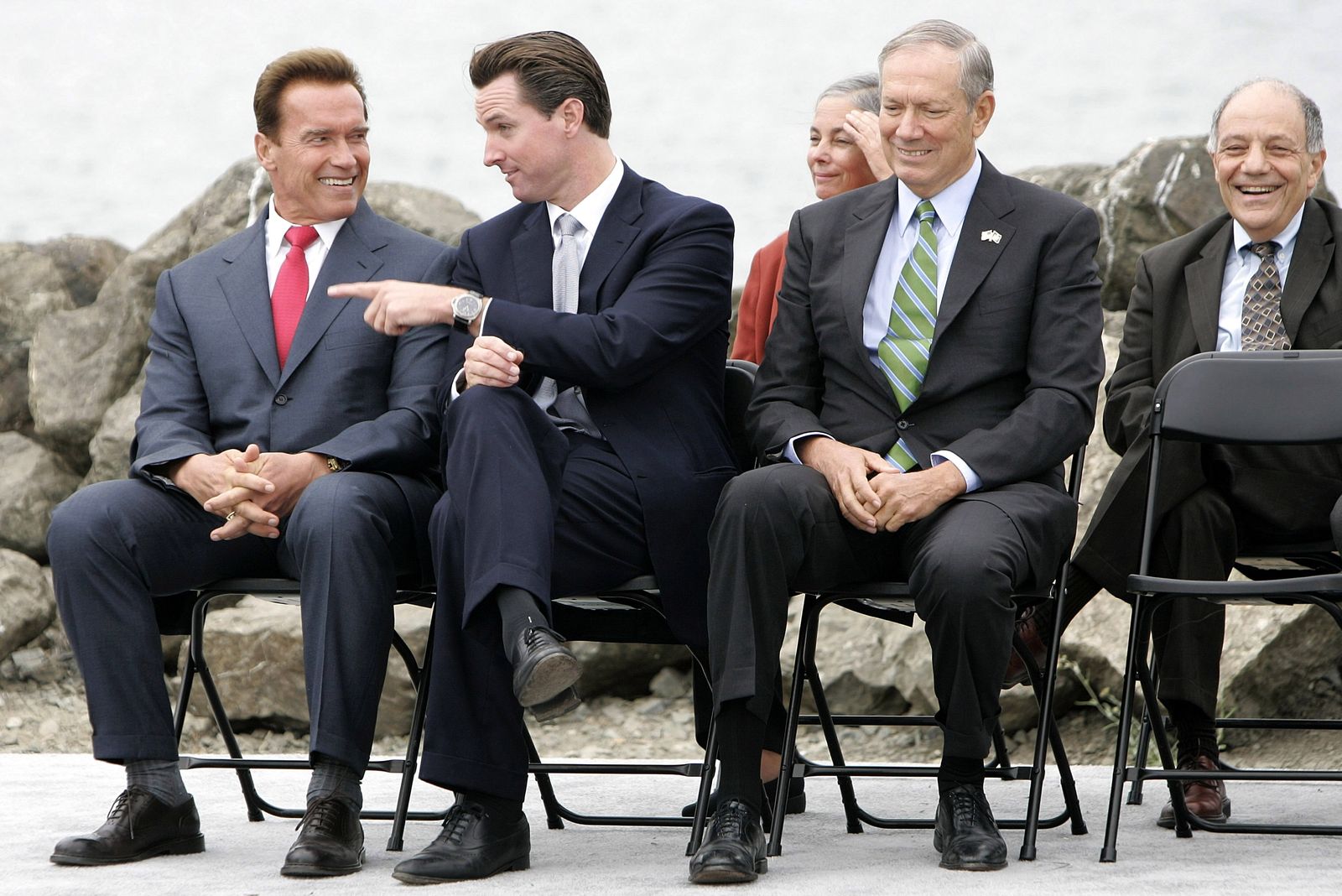 תמונה עשויה להכיל את ארנולד שוורצנגר ג'ורג 'פטאקי גאווין ניוזום סנדרה מיחנוביץ' בגדי הנעלה ונעל