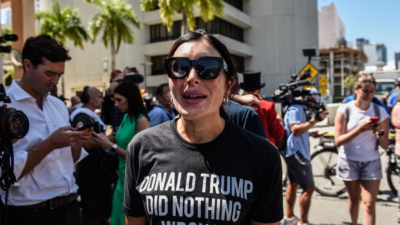 טראמפ מנהל עצירה ויזות לגזים פצועים לאחר שלורה לומר מתלוננת