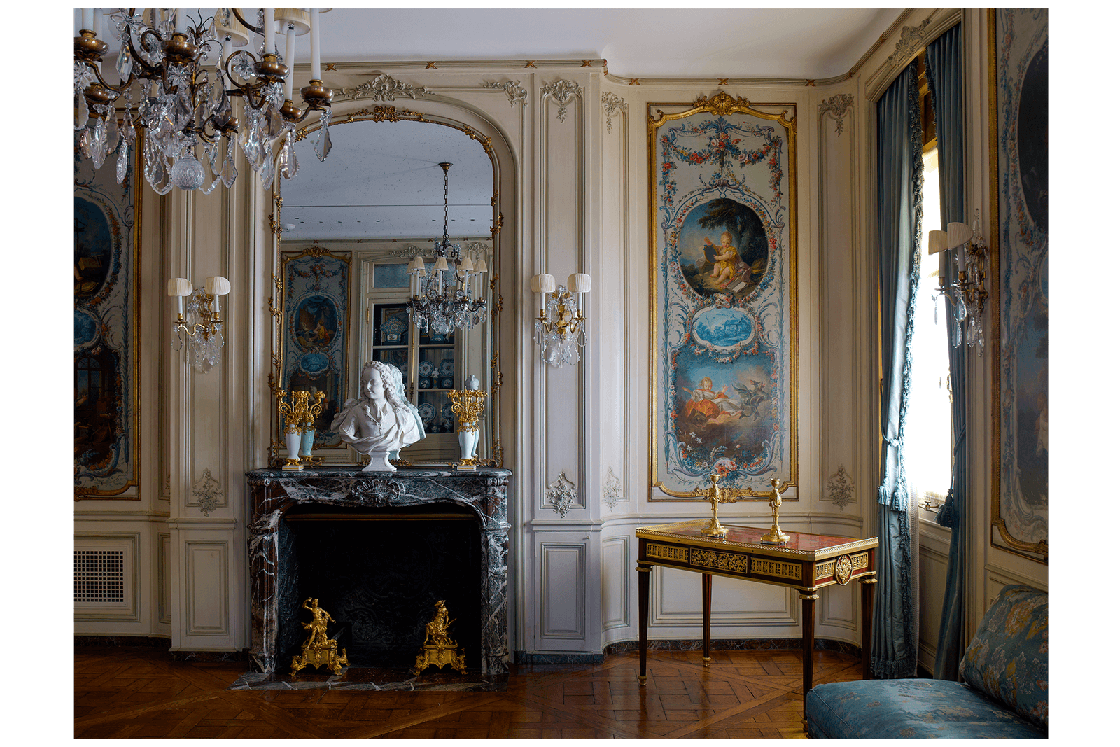 תמונה עשויה להכיל ריהוט בניין ארכיטקטורה בתוך חדר מגורים בחדר מגורים רצפת עיצוב פנים וריצוף