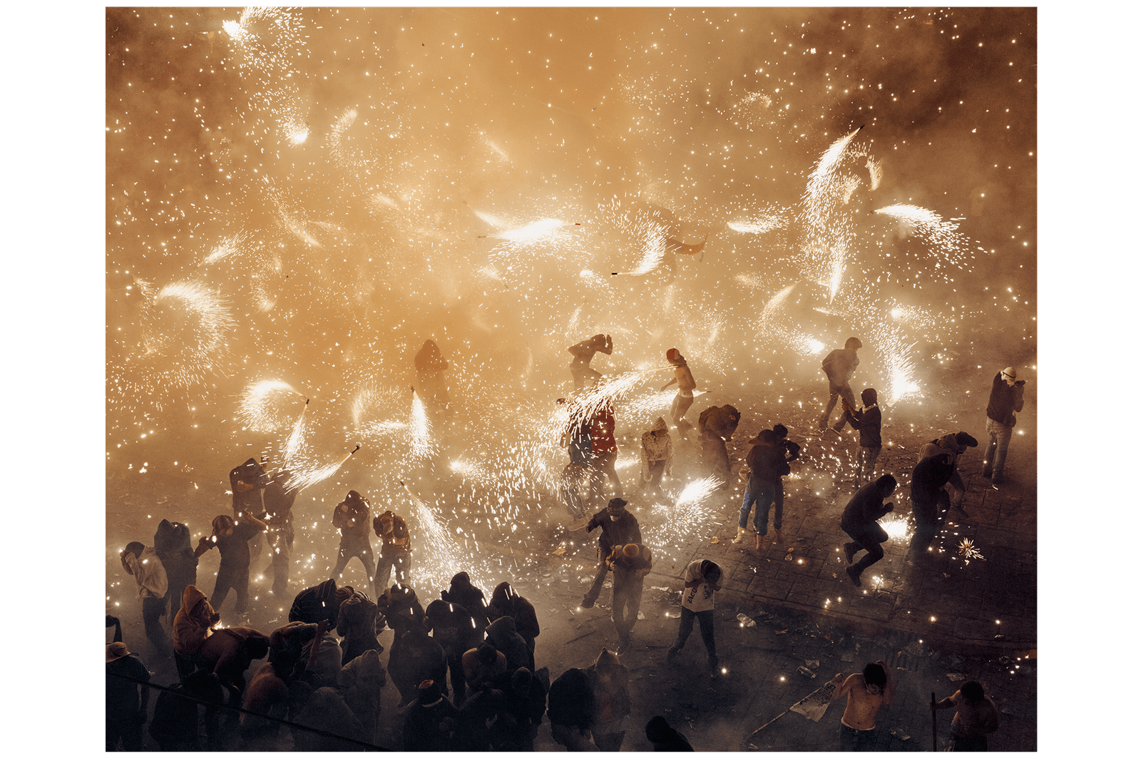 תמונה עשויה להכיל איש קהל קונצרטים וזיקוקים