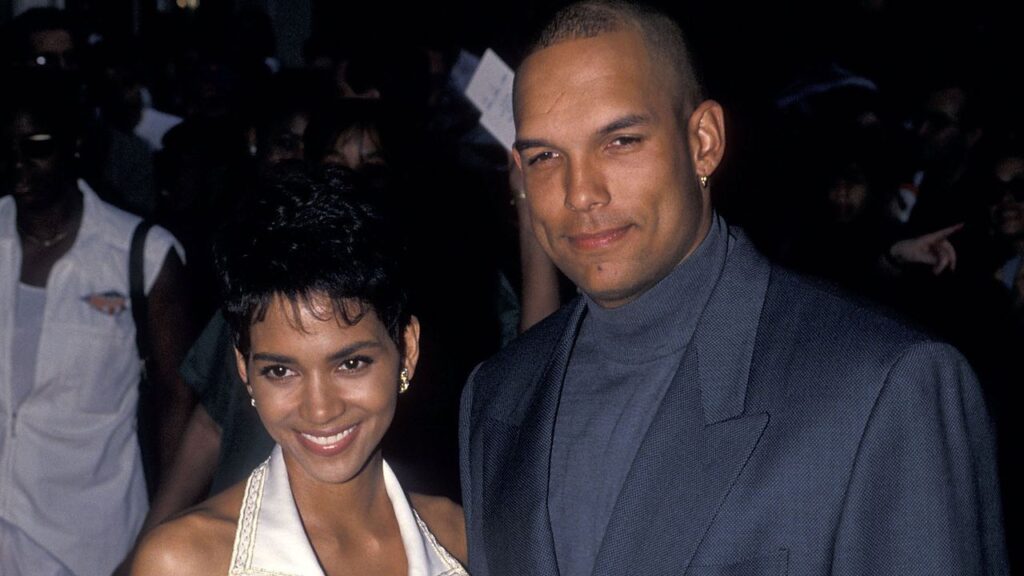 בעלה לשעבר של האלי ברי מאשים את התפרקות על ברי שלא נראה "כמו, אמהי"