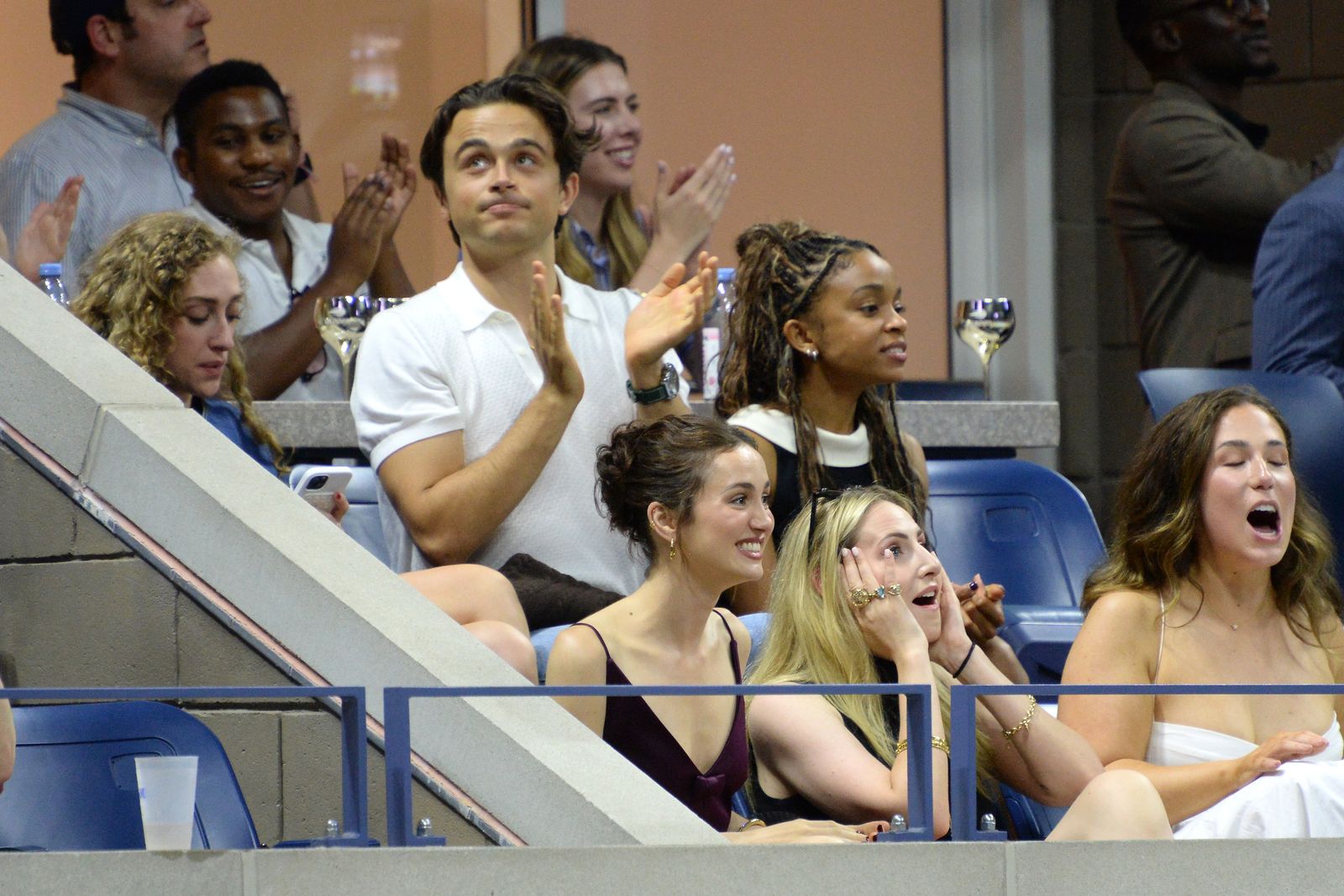 תמונה עשויה להכיל את מוד אפאטו מאיה אשתם הת'ר מטאראצו אביזרים אביזרים צמיד תכשיטים ומבוגרים