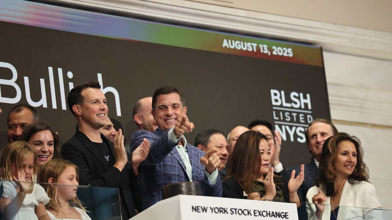 נשירה במכללה, בנקאי להשקעה לשעבר, בחור עם "מגה-וילה" של 28 חדרי שינה: פגוש את המיליארדרים החדשים של קריפטו