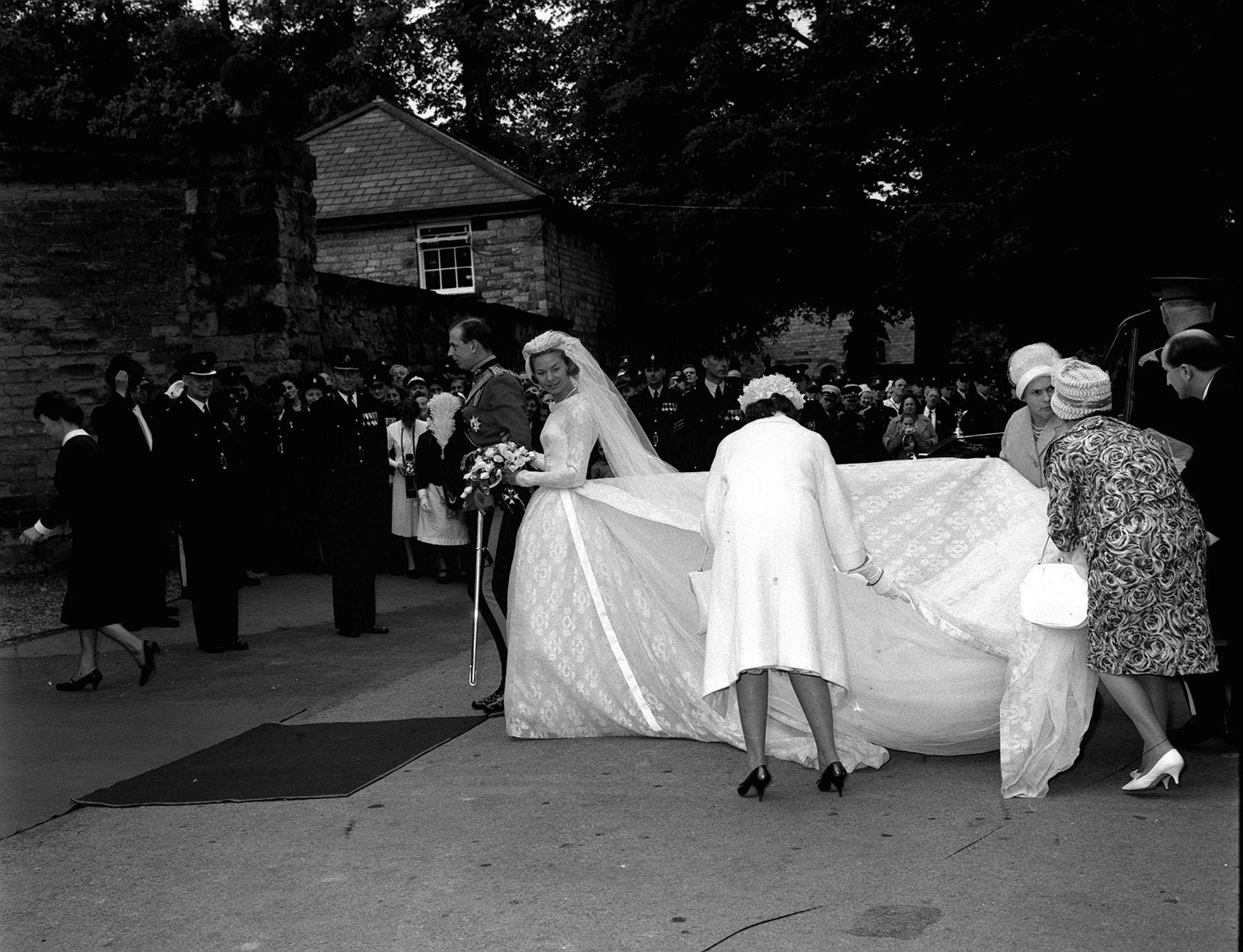 הרכבת הדוכסית מקנט מותאמת עם הגעתה לאולם הובינגהם לאחר טקס החתונה שלה ביורק מינסטר.