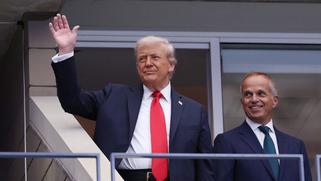 דונלד טראמפ בארה"ב הפתוחה: התחלה מאוחרת, סנאף אבטחה ותגובת קהל מושתקת בהחלט