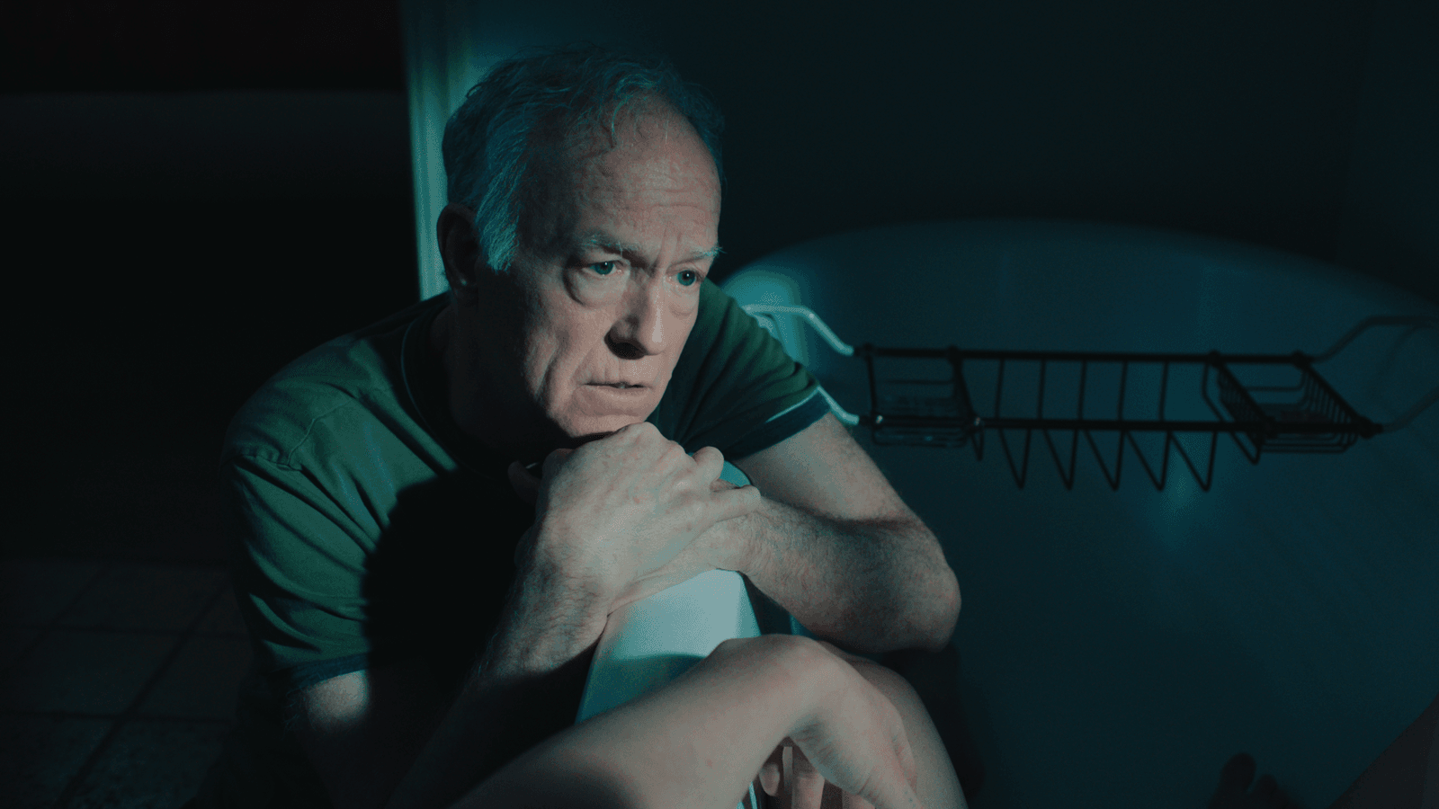 תמונה עשויה להכיל קנה בירני גוף חלק אצבע אדם יד ראש פנים פנים צילום עצוב ומבוגר ודיוקן