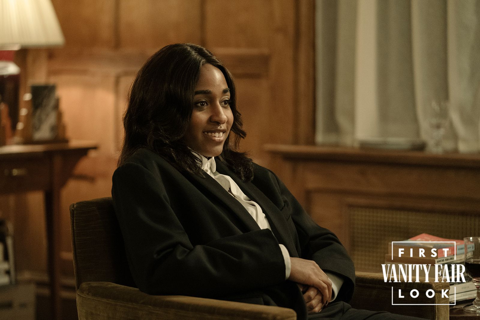 תמונה עשויה להכיל מנורת שולחן מנורה אדם למבוגרים ריהוט שולחן שולחן כסא שולחן ובמצב פנים