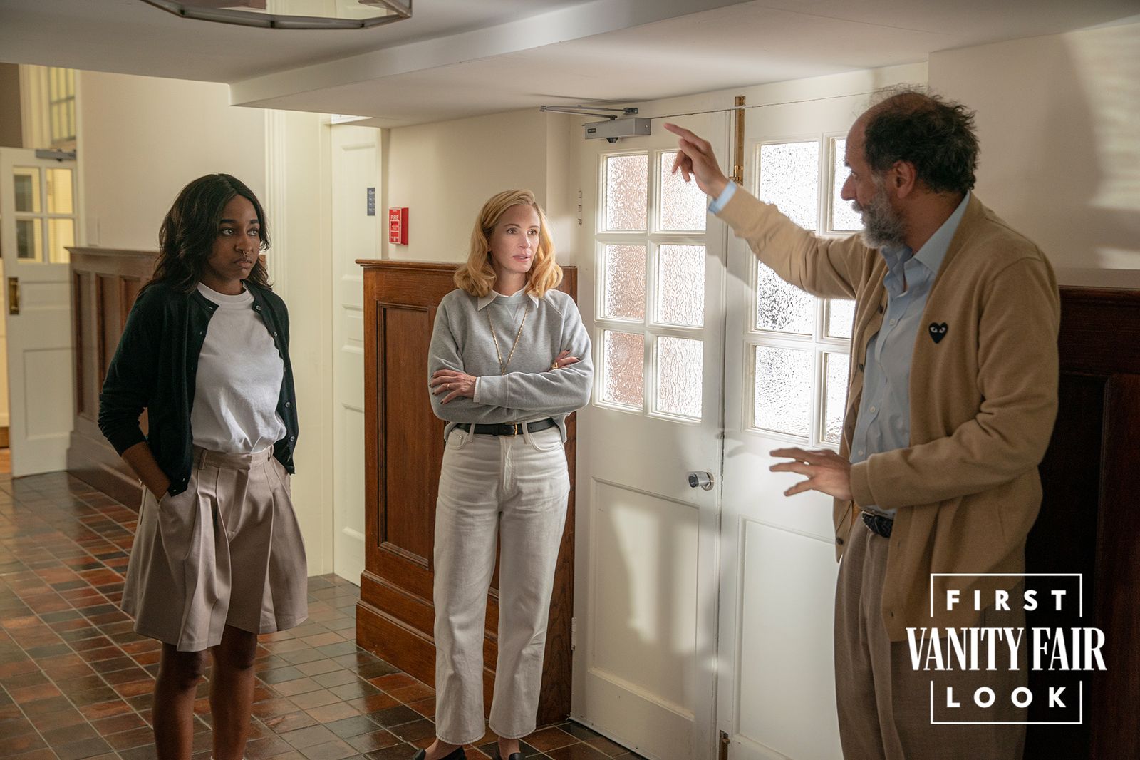 תמונה עשויה להכיל הרשל ברנרדי טיפאני הטיה ג'וליה רוברטס אביזרי דלתות איש חגורה אדם מבוגר ובגדים